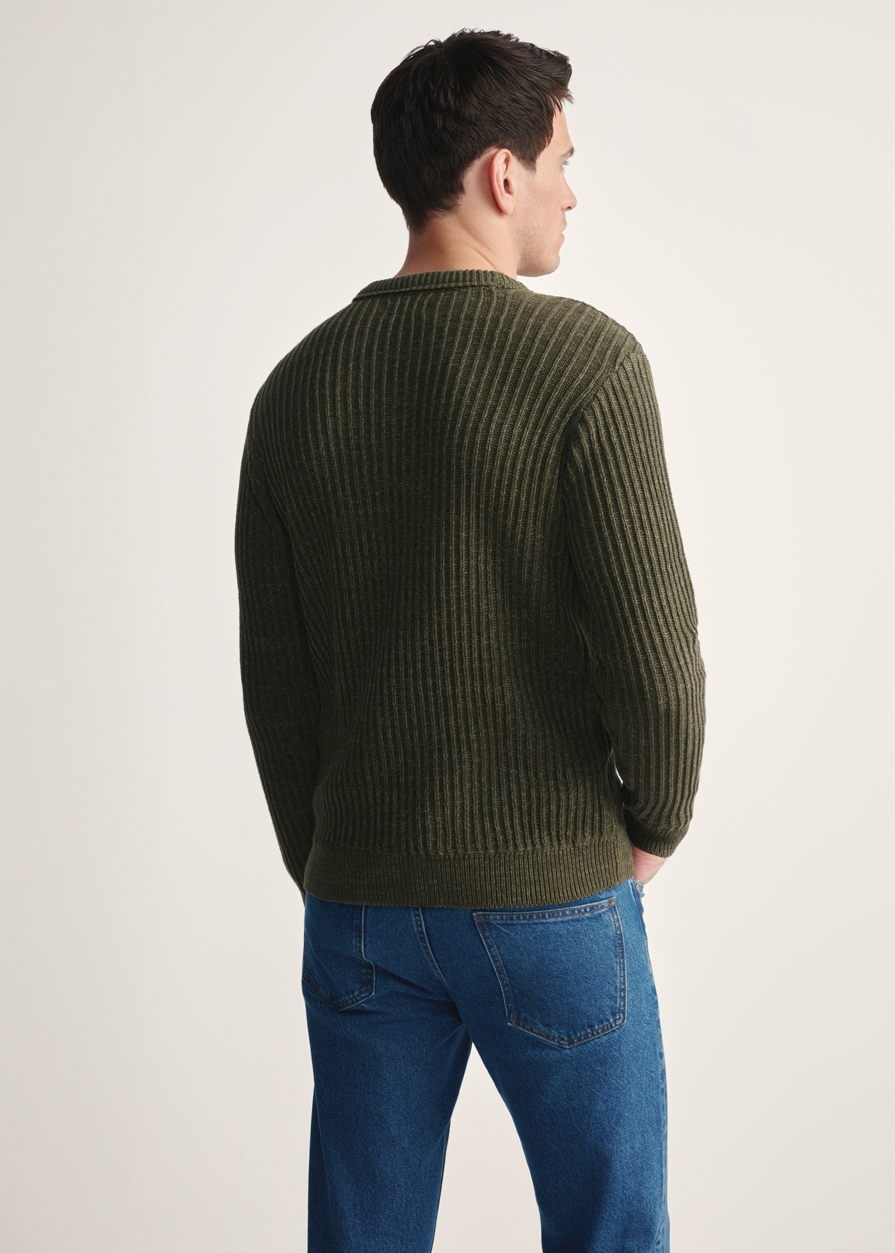 Sweter męski khaki SWEMT-0183-55(Z25), widok produktu z tyłu na modelu. Widoczna połowa sylwetki.