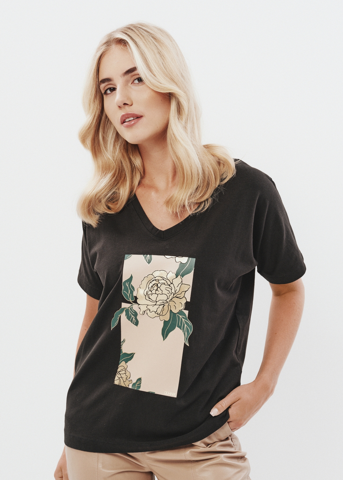 Czarny T-shirt damski z printem TSHDT-0115-99(Z23)-01