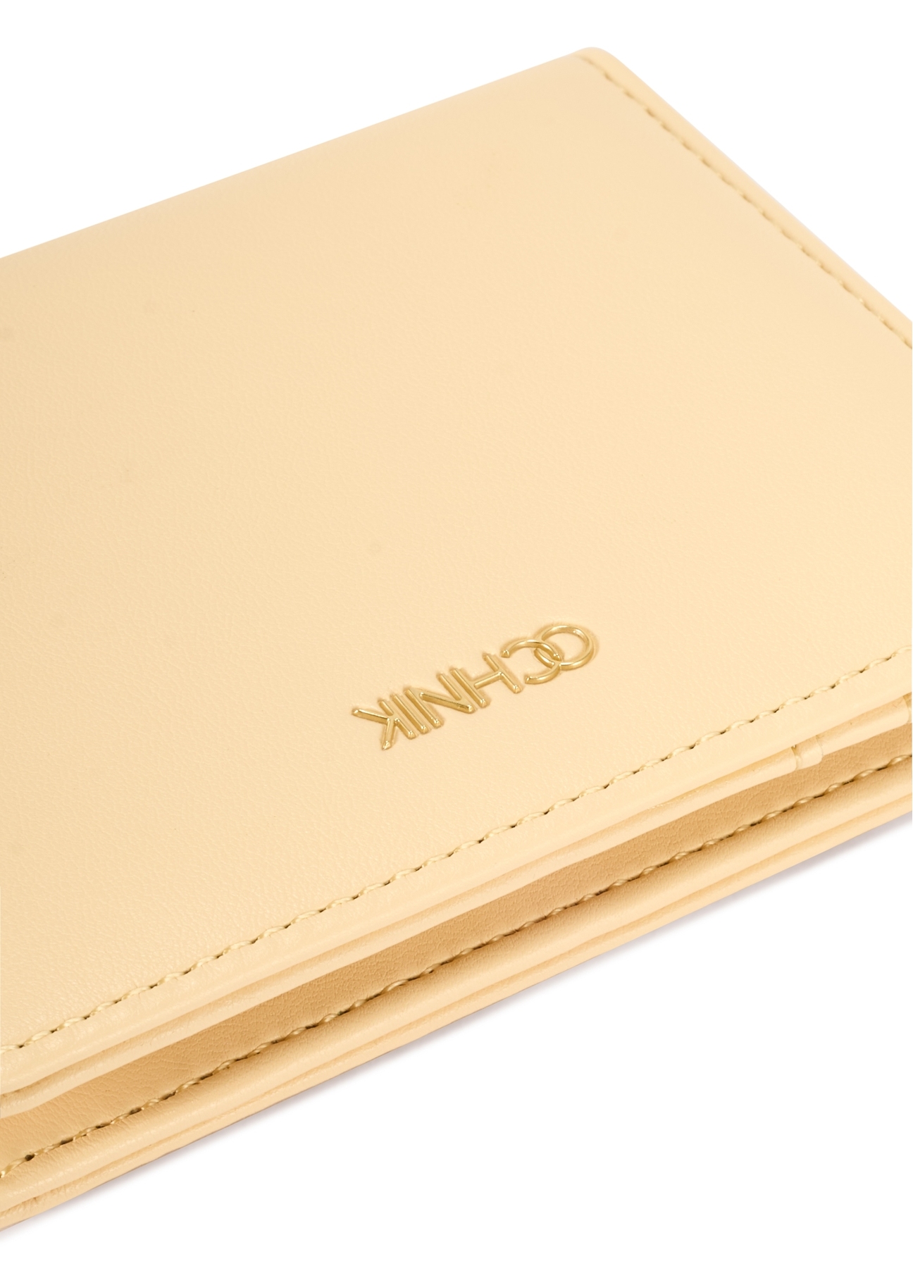 Mały jasnożółty portfel damski POREC-0415-2A(W26), zbliżenie na detal produktu na białym tle.