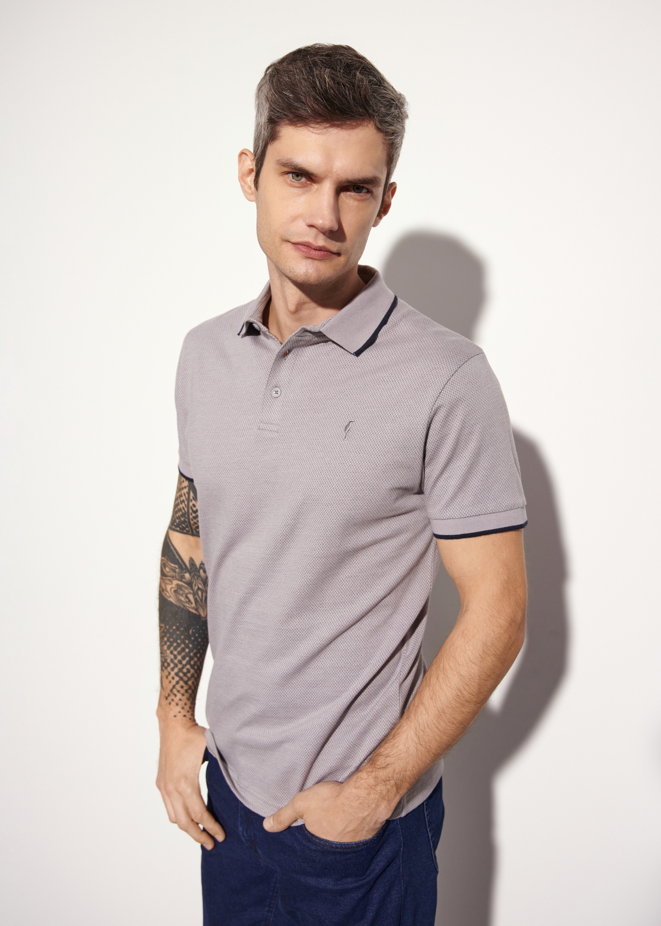 Szara koszulka polo w kropki POLMT-0062-91(W23)-01
