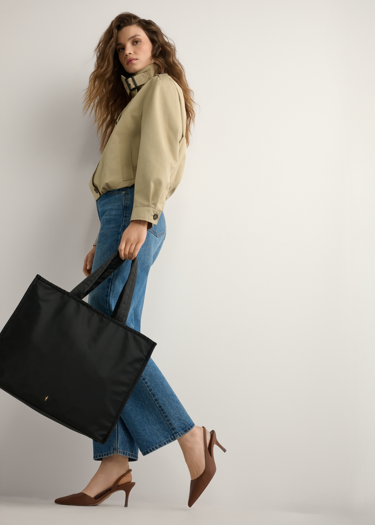 Czarna duża torba damska TOREN-0343-99(W26), widok produktu od przodu na modelce, widoczna cała sylwetka.