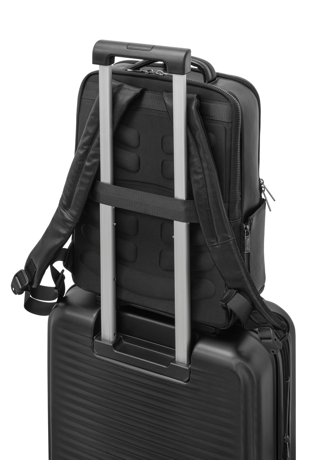 Czarny skórzany plecak męski PLCMS-0024-99(W26) - wiodok produktu z tyłu, na białym tle. 