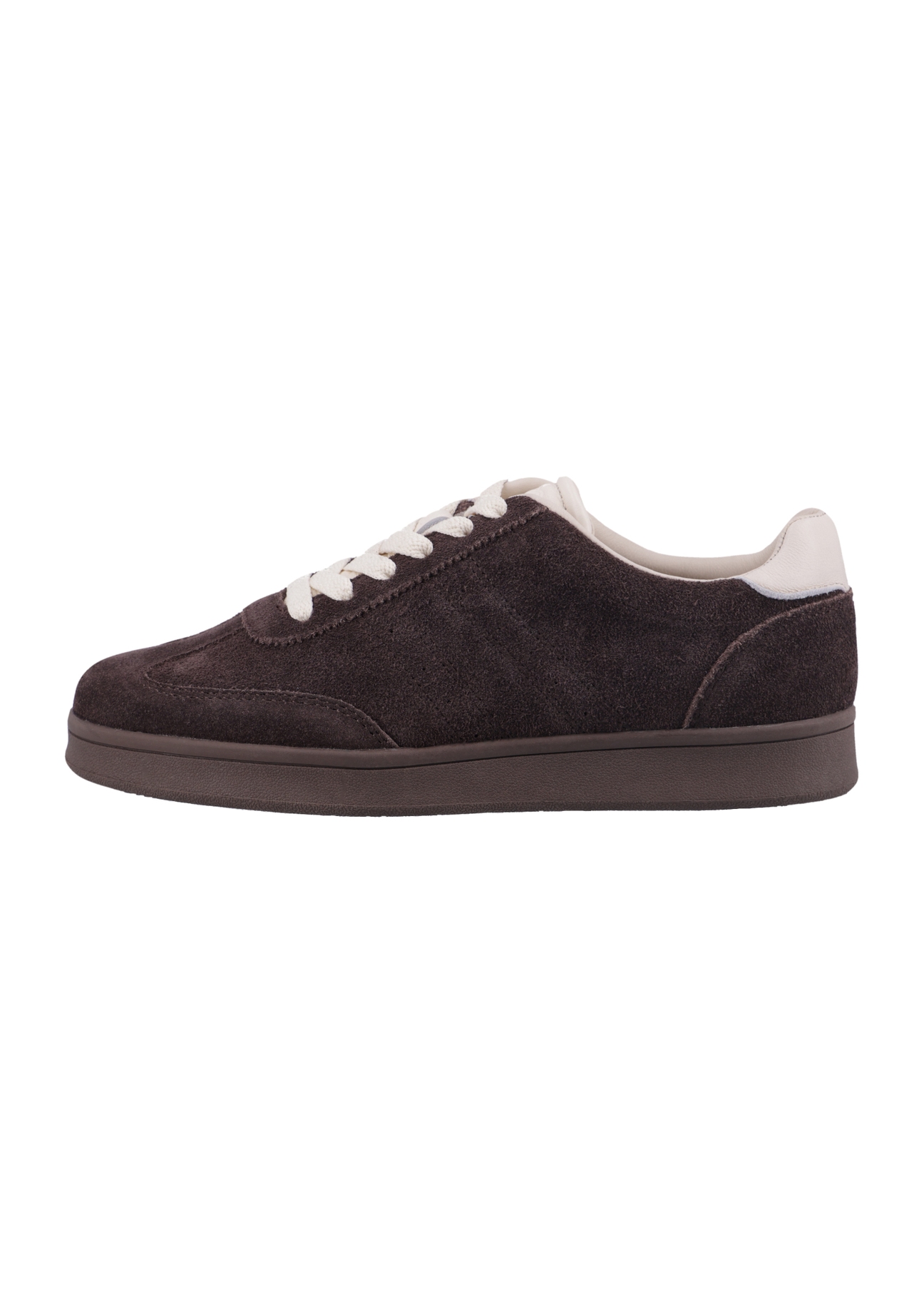 Zamszowe buty sportowe w kolorze ciemnobrązowym BUTYD-1317-1 I(Z26), widok produktu z boku na białym tle.