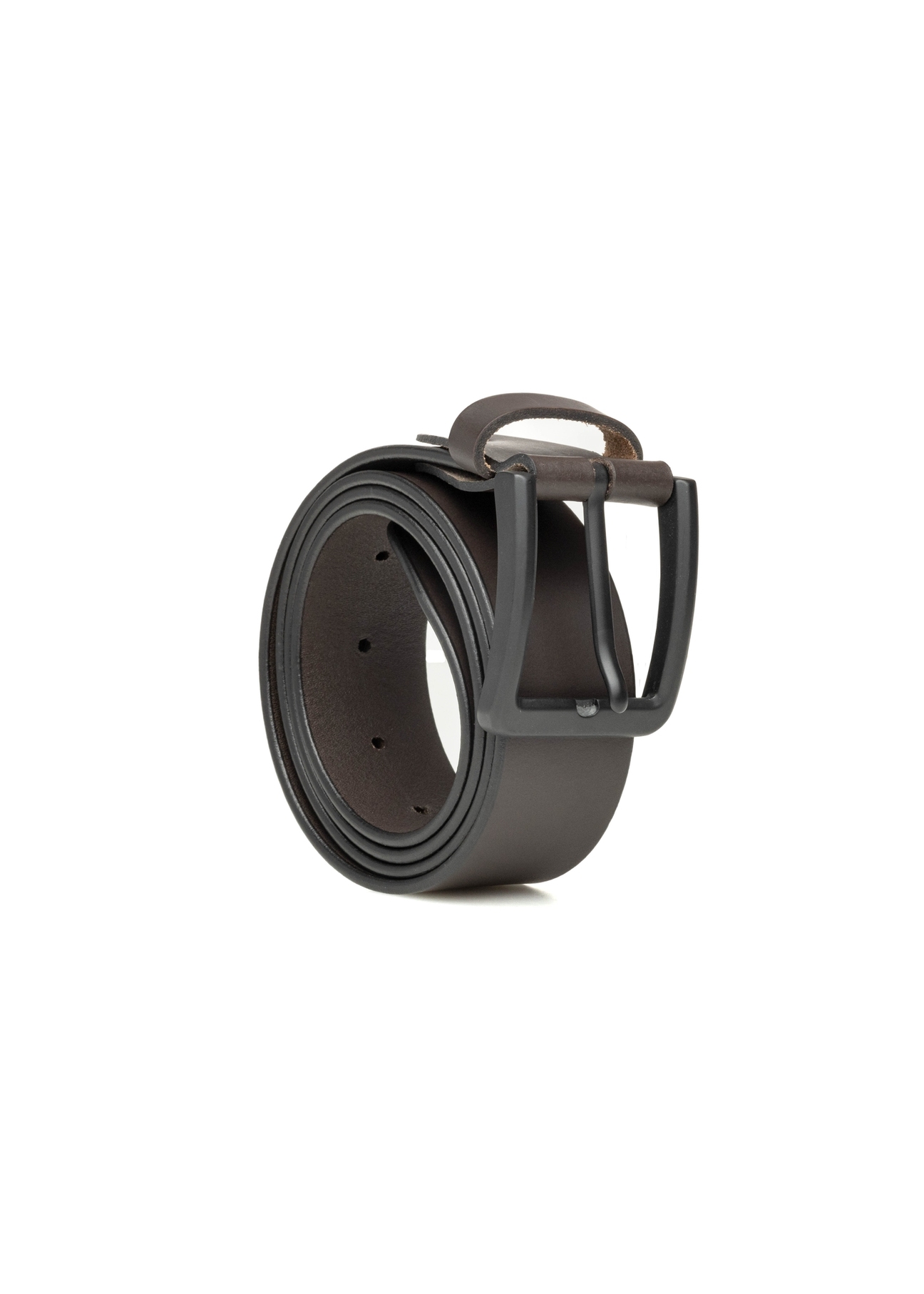 Brązowy skórzany pasek męski PASMS-0280-1H(W26) - widok produktu po skosie, na białym tle.