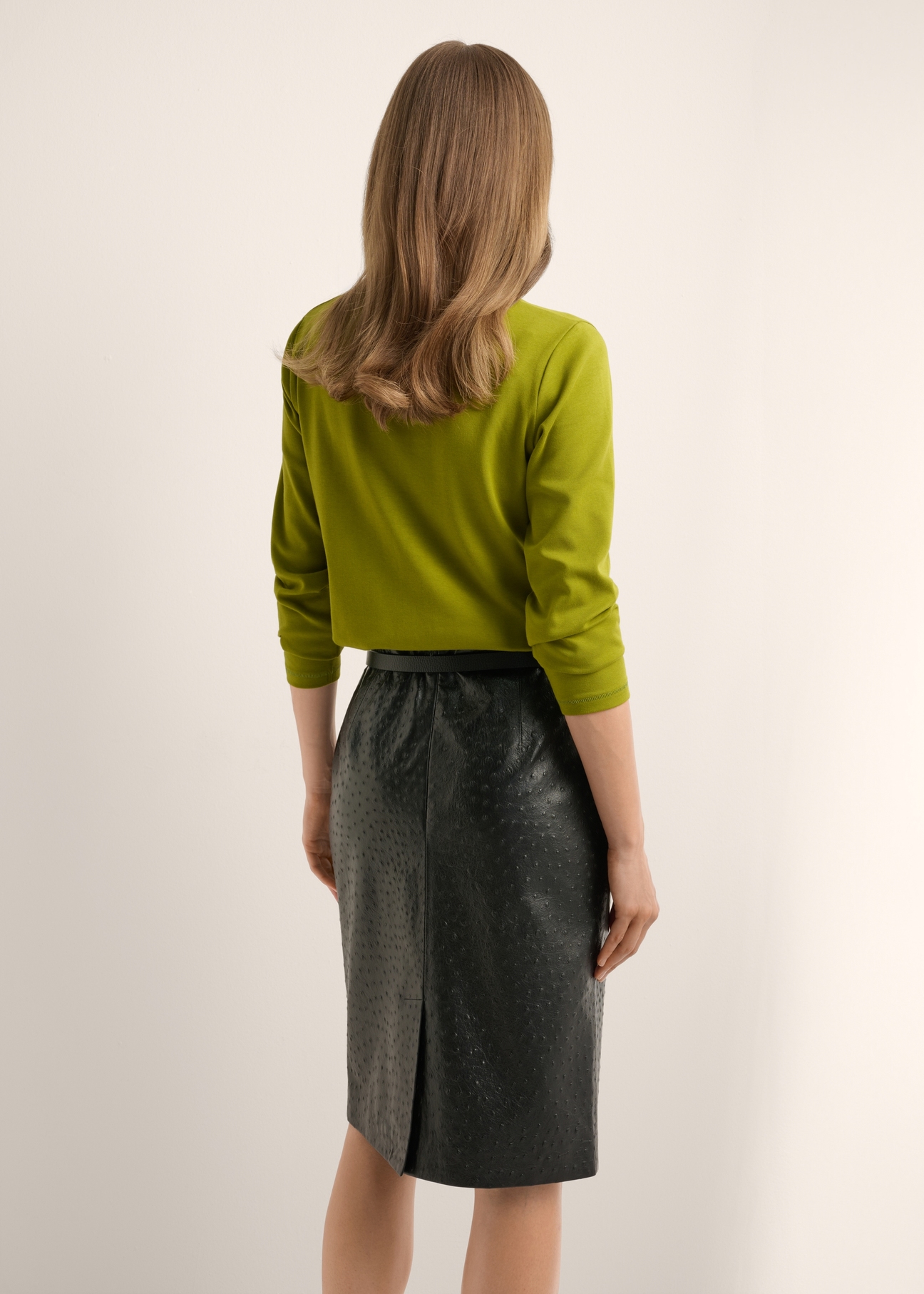 Oliwkowy bawełniany longsleeve damski LSLDT-0052-8E(Z26), widok produktu z tyłu na modelce. Widoczna połowa sylwetki.