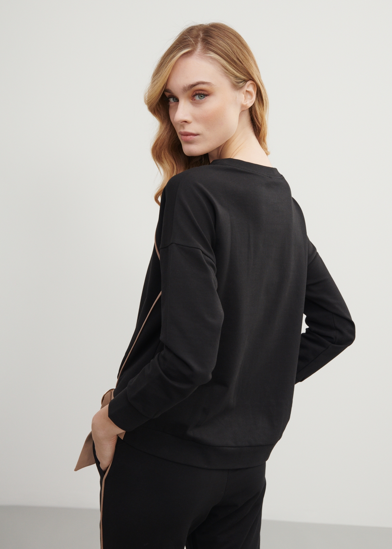 Czarna bluza damska  z nadrukiem BLZDT-0083-99(W23)-03