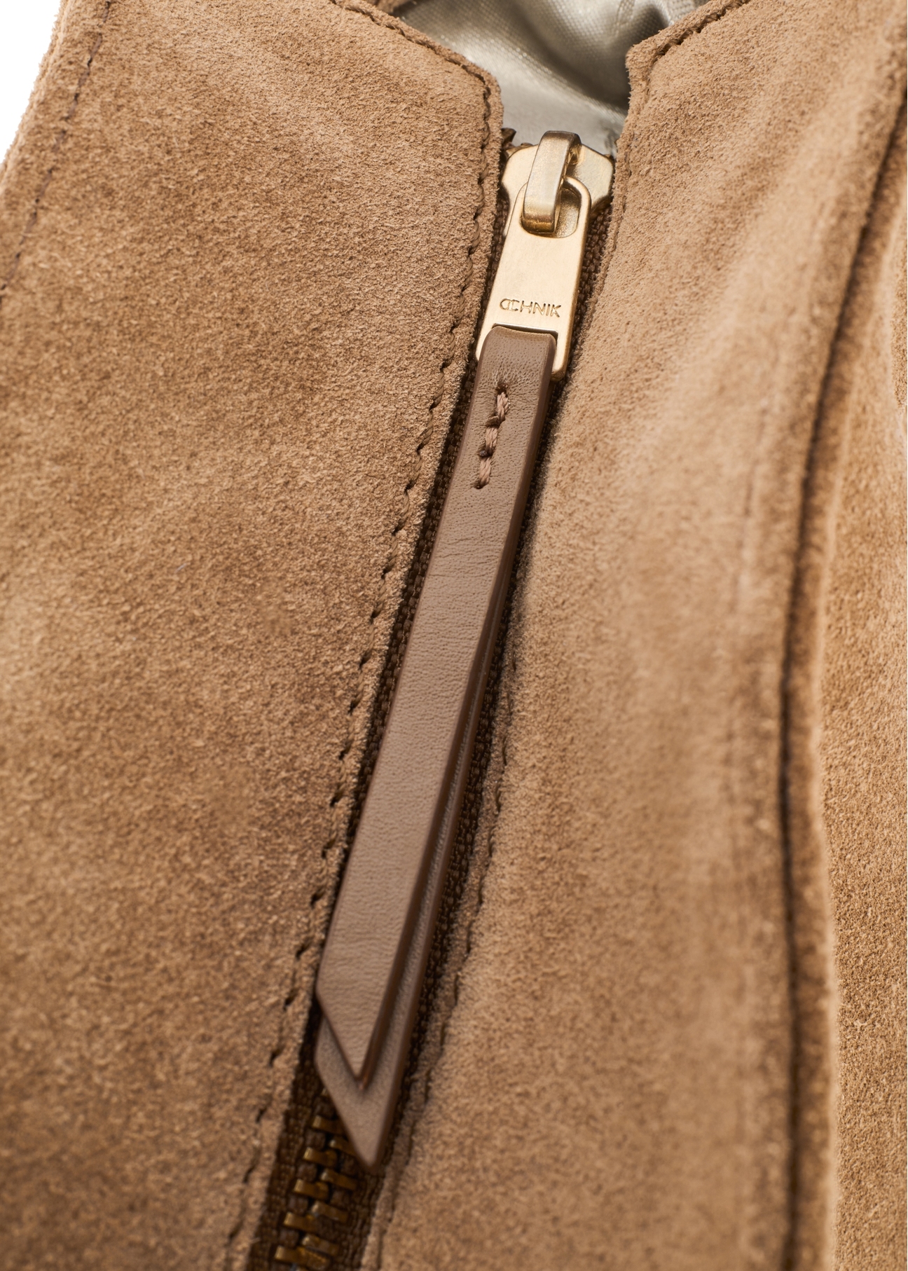 Beżowa zamszowa torebka shopper damska TORES-1248-1B(W26)- zbliżenie na detal, na białym tle.  