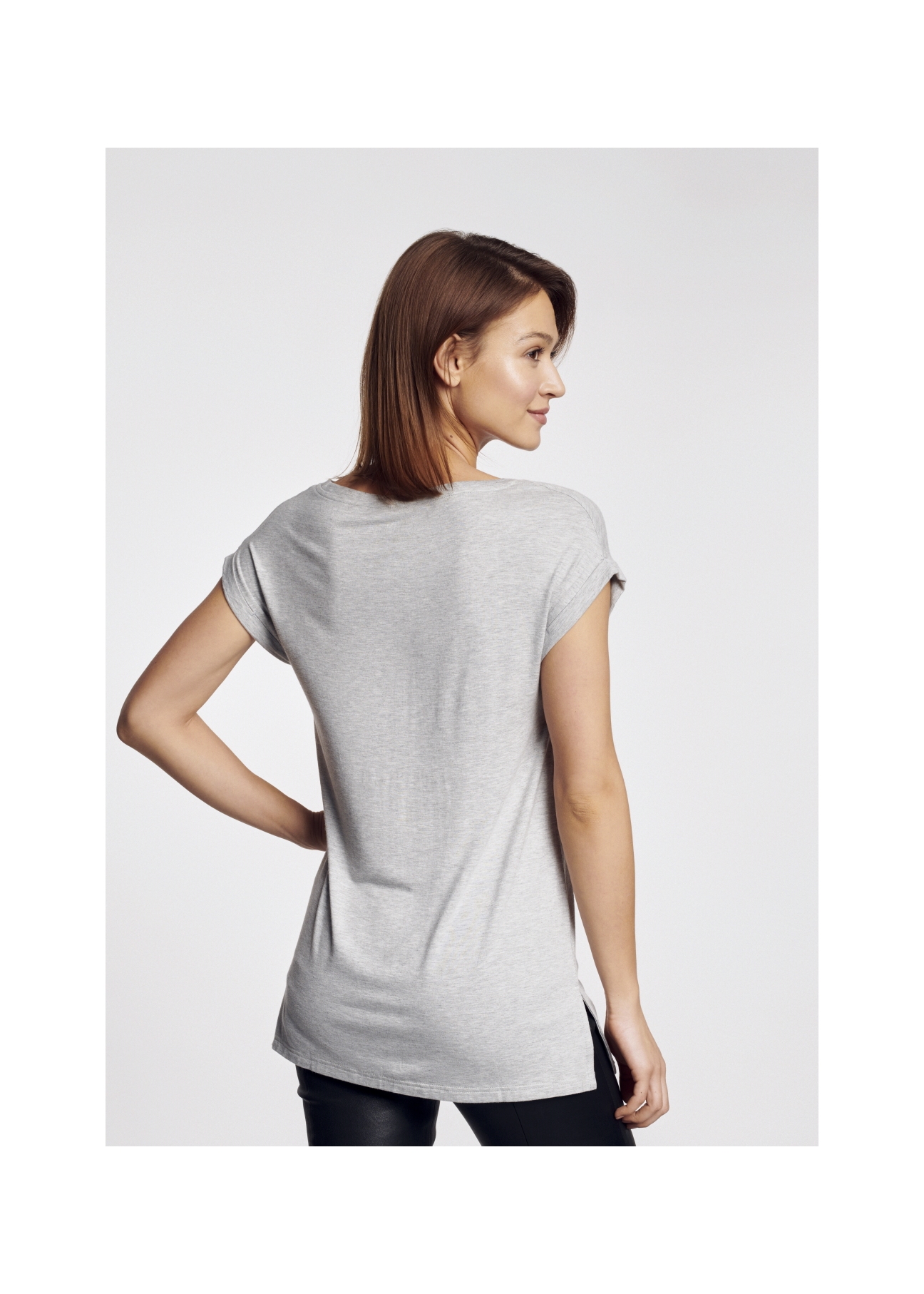 Wydłużony szary T-shirt damski TSHDT-0067-91(W21)-03