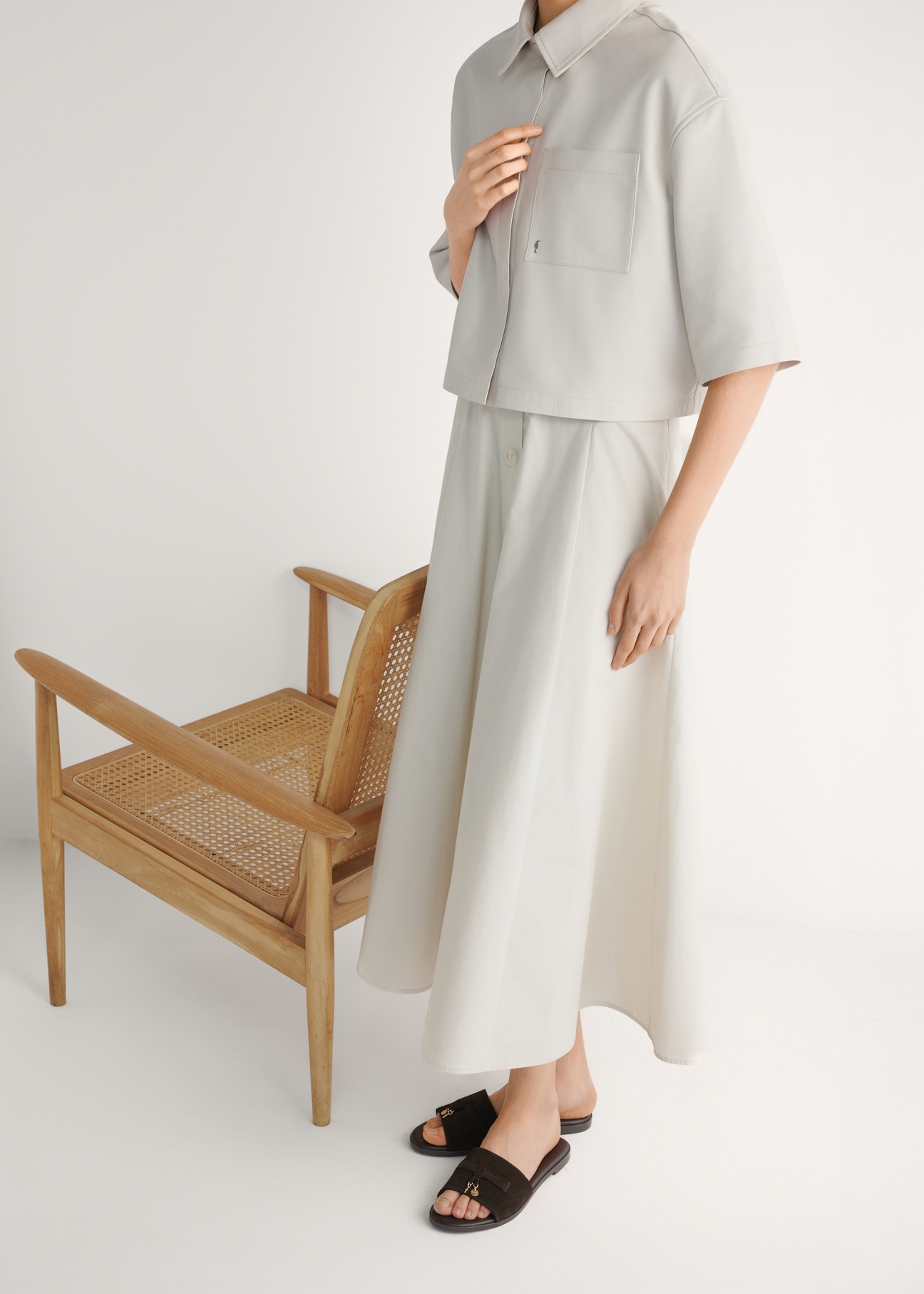 Zamszowe klapki damskie w kolorze ciemnobrązowym BUTYD-1255-1I(W26), widok produktu z boku na stopach modelki.