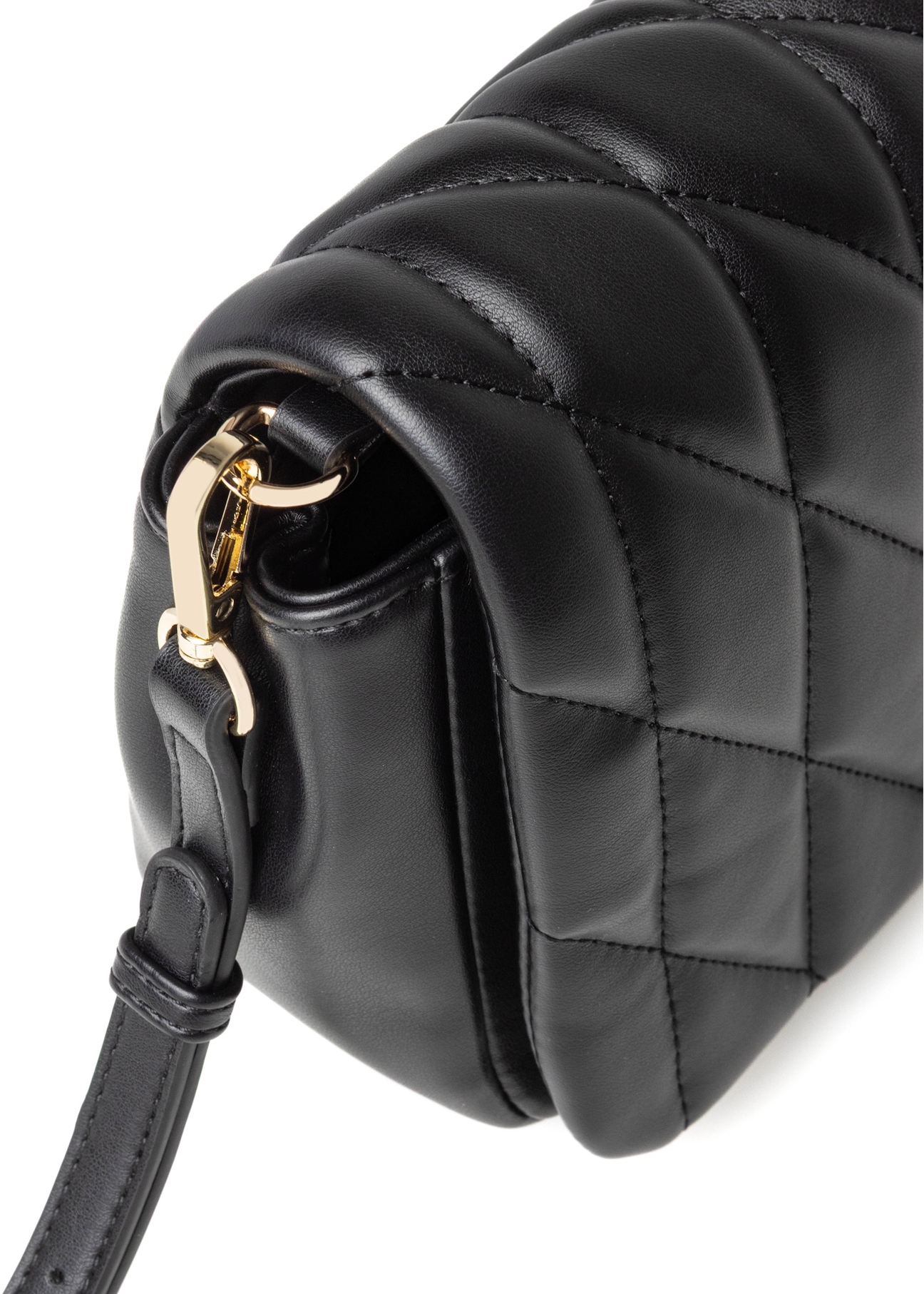 Czarna torebka damska z przeszyciami TOREC-1151-99(W26), zbliżenie na detal torebki na białym tle.