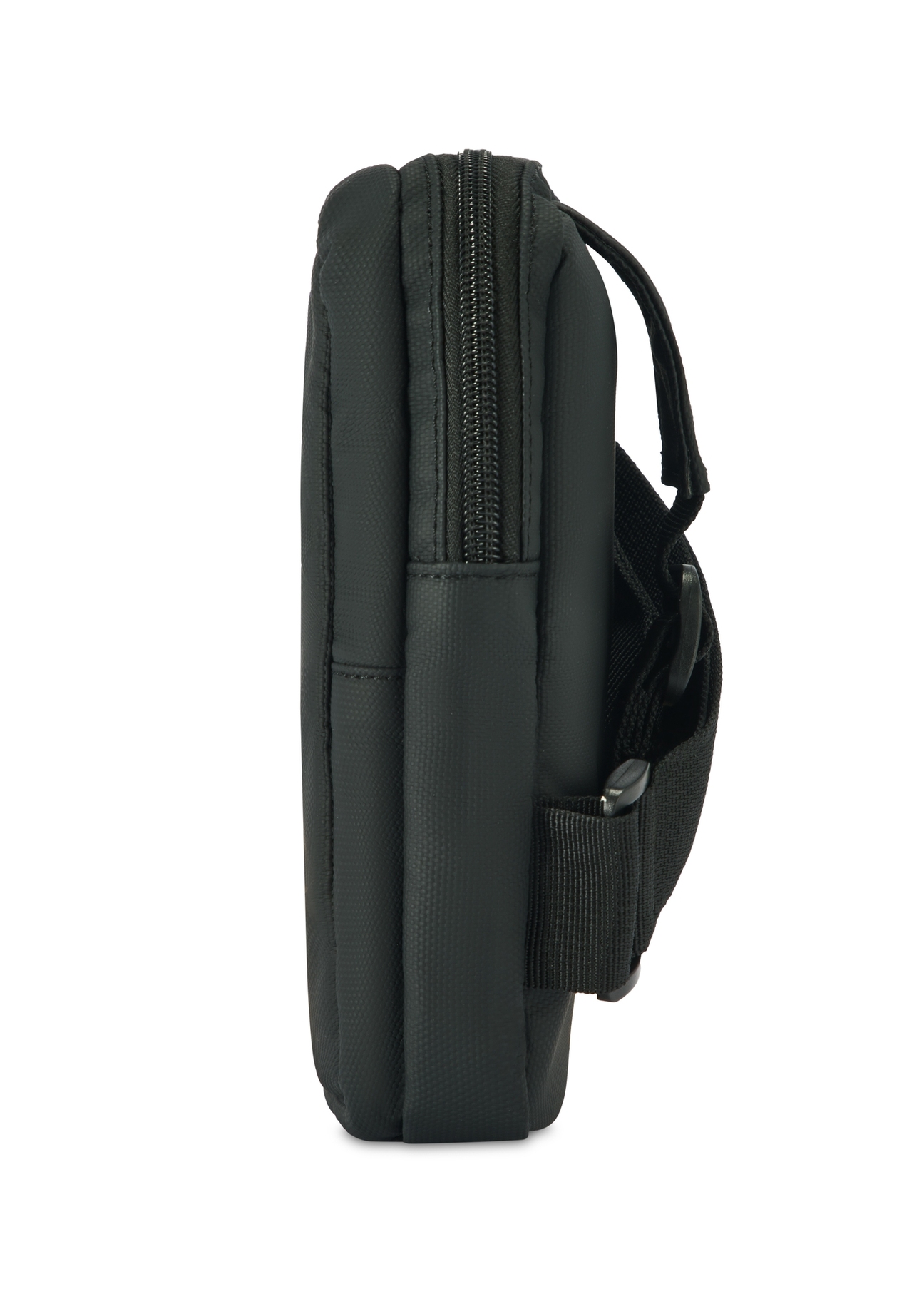 Mała czarna saszetka męska TORMN-0363-99(Z25), widok produktu od boku na białym tle.