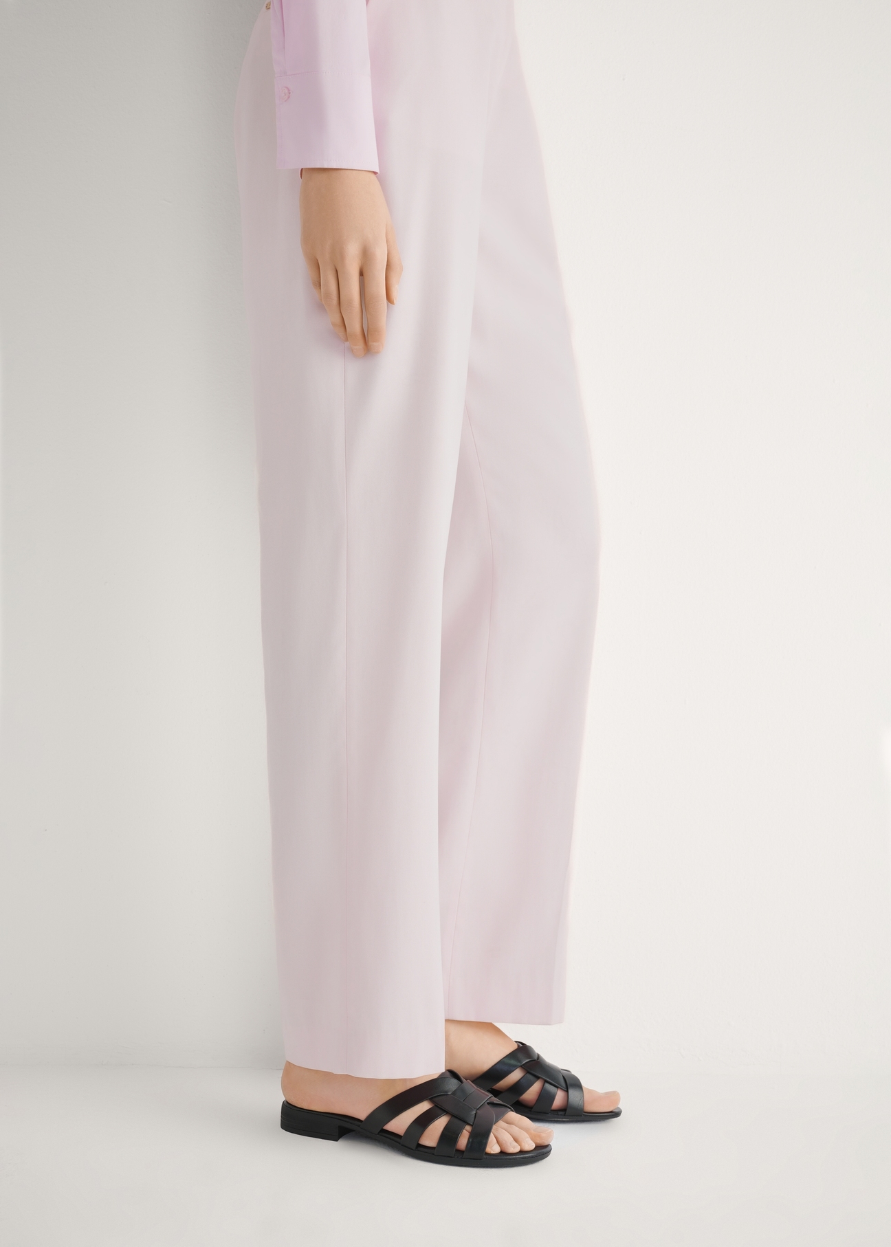 Skórzane klapki damskie w kolorze czarnym BUTYD-1266-99(W26), widok produktu z boku na stopach modelki.