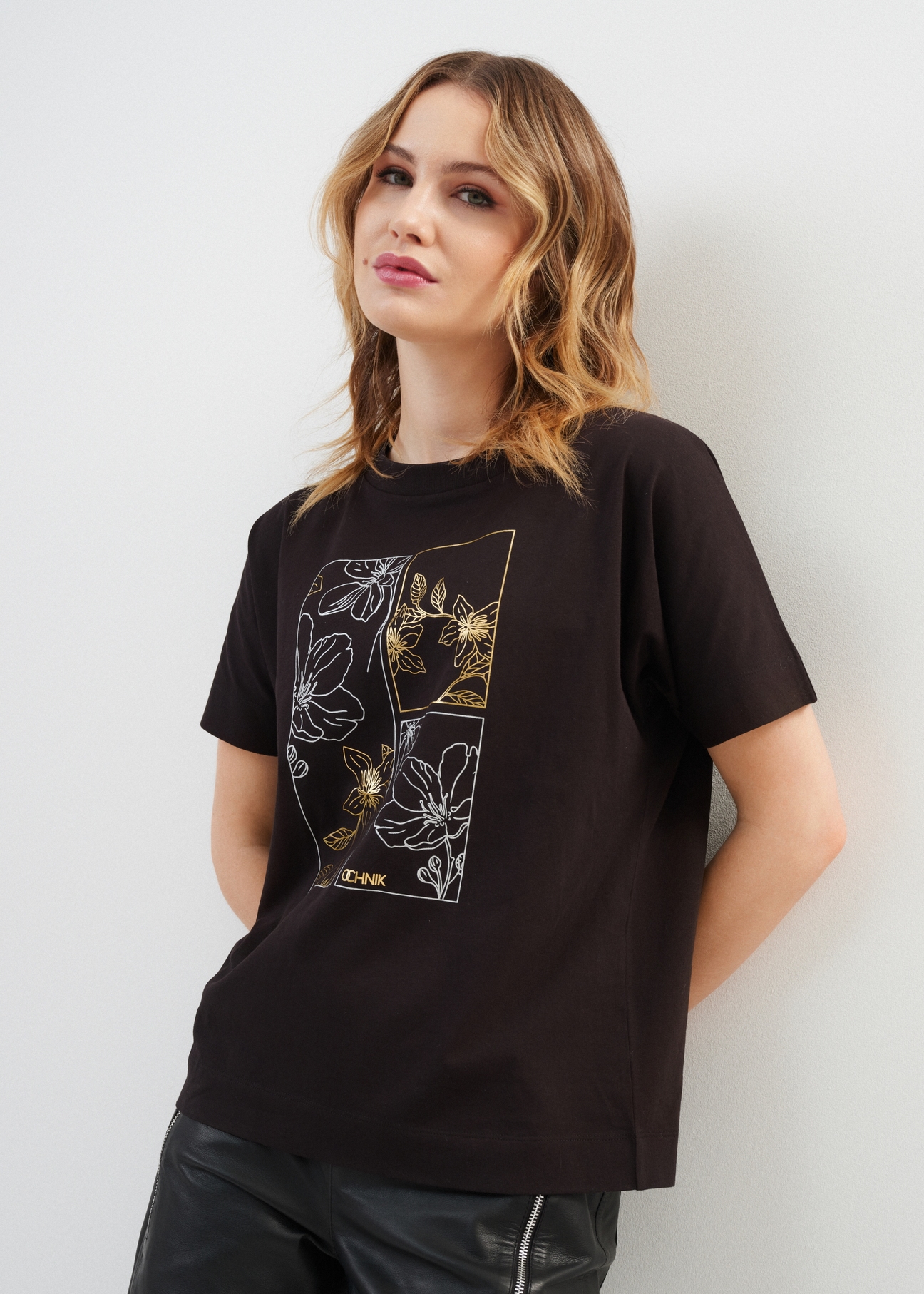 Czarny bawełniany T-shirt damski z aplikacją TSHDT-0117-99(Z23)-02