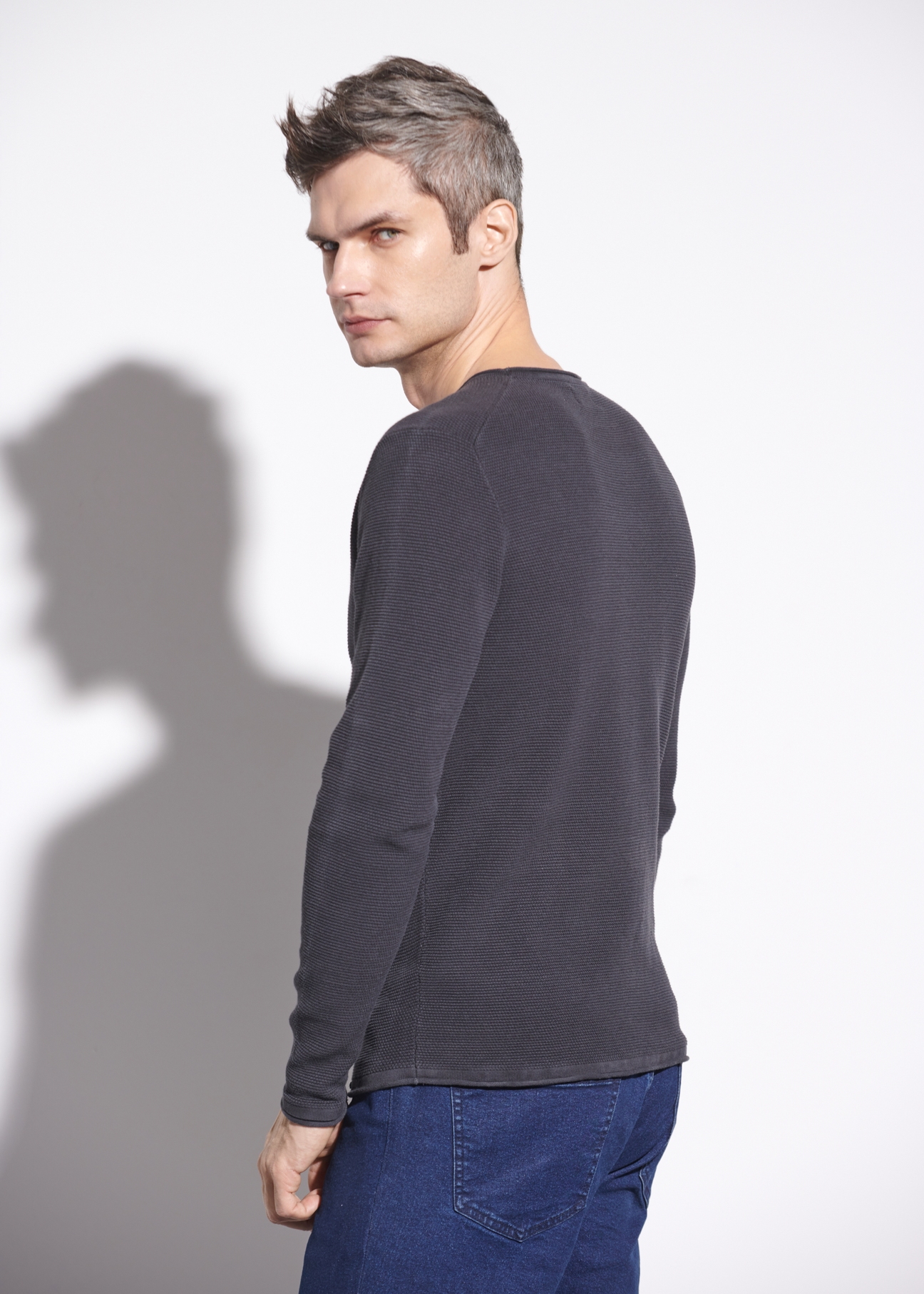 Grafitowy sweter męski basic SWEMT-0128-95(W23)-03
