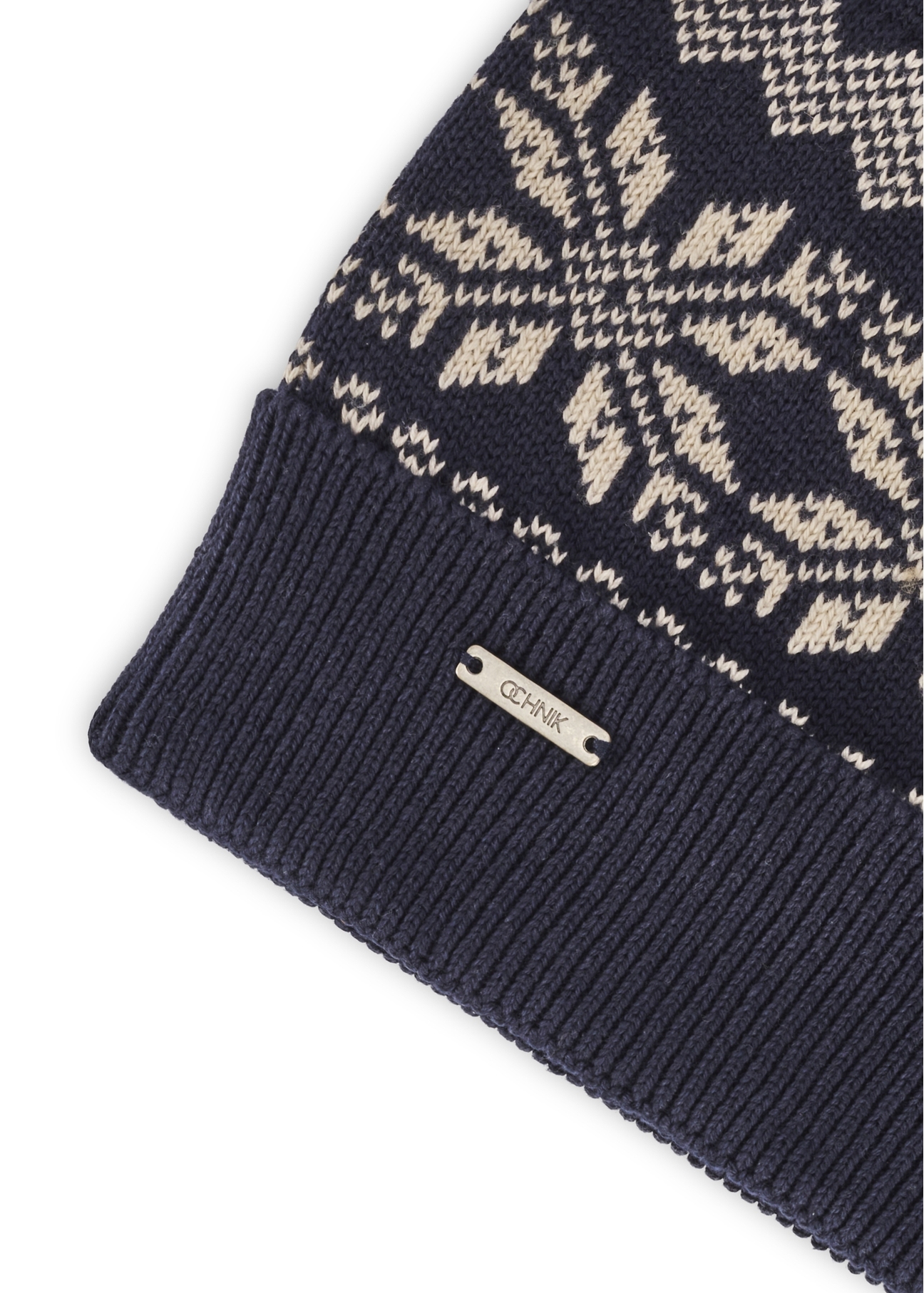 Granatowa bawełniana czapka męska CZAMT-0090-69(Z25), zbliżenie na detal produktu, widok na białym tle.