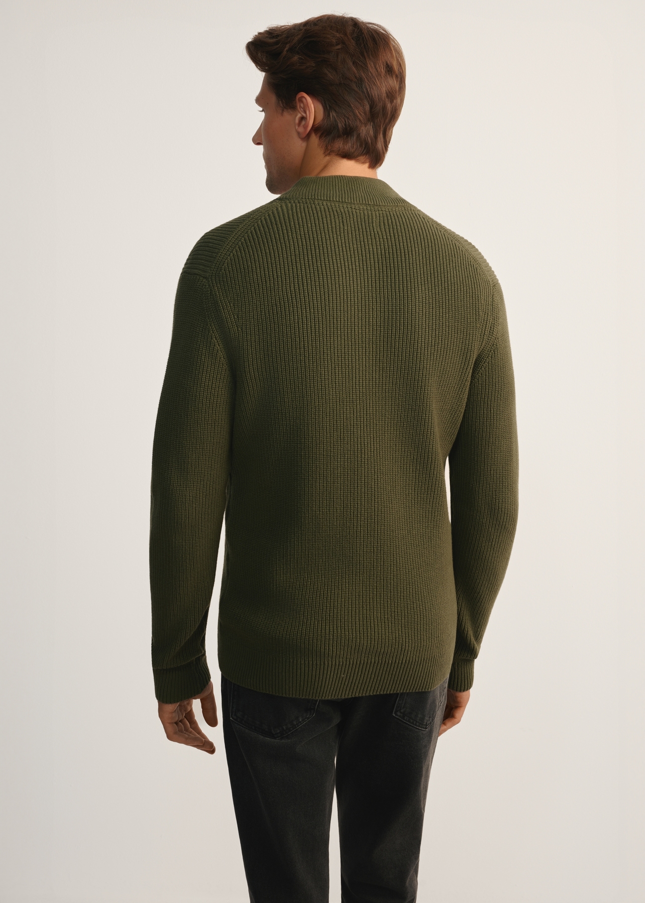 Sweter męski khaki z suwakiem SWEMT-0176-55(Z25), widok produktu z tyłu na modelu. Widoczna połowa sylwetki.