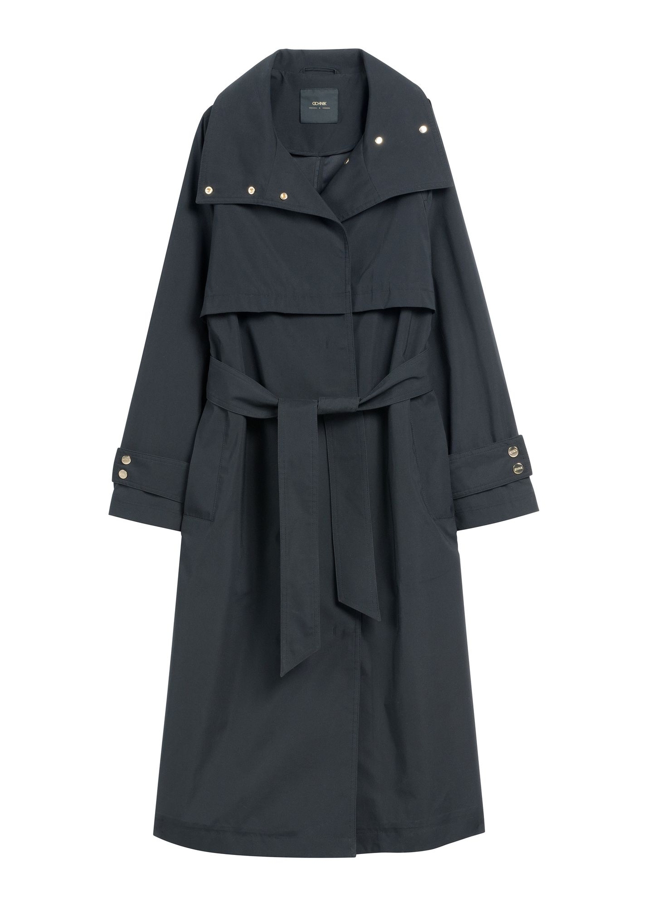 Czarny długi płaszcz damski KURDT-0653-99(W26) - widok produktu z przodu, na białym tle. 