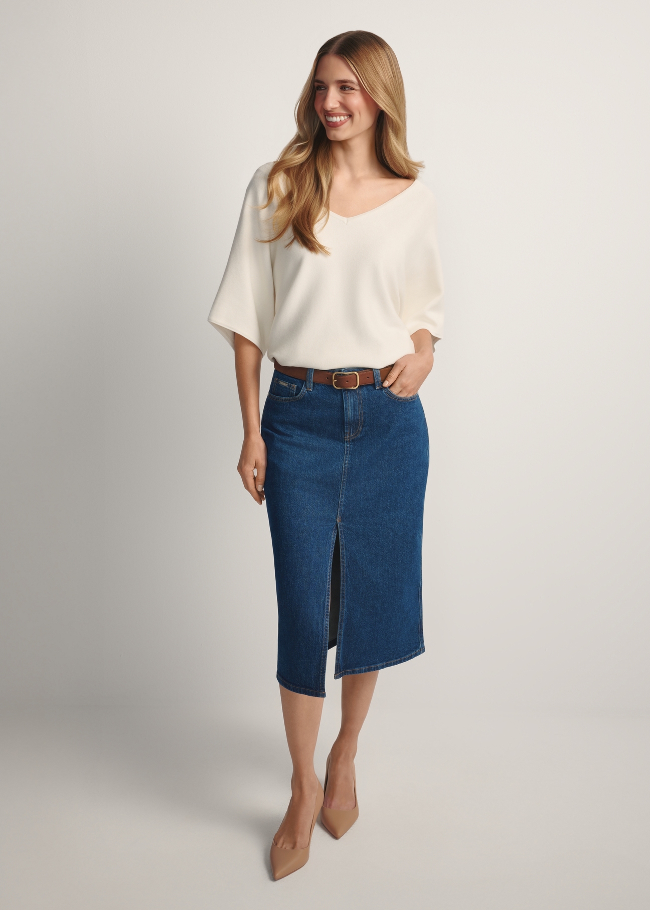 Jeansowa spódnica midi SPCDT-0119-7H(W26), widok produktu z przodu na modelce. Widoczna cała sylwetka.