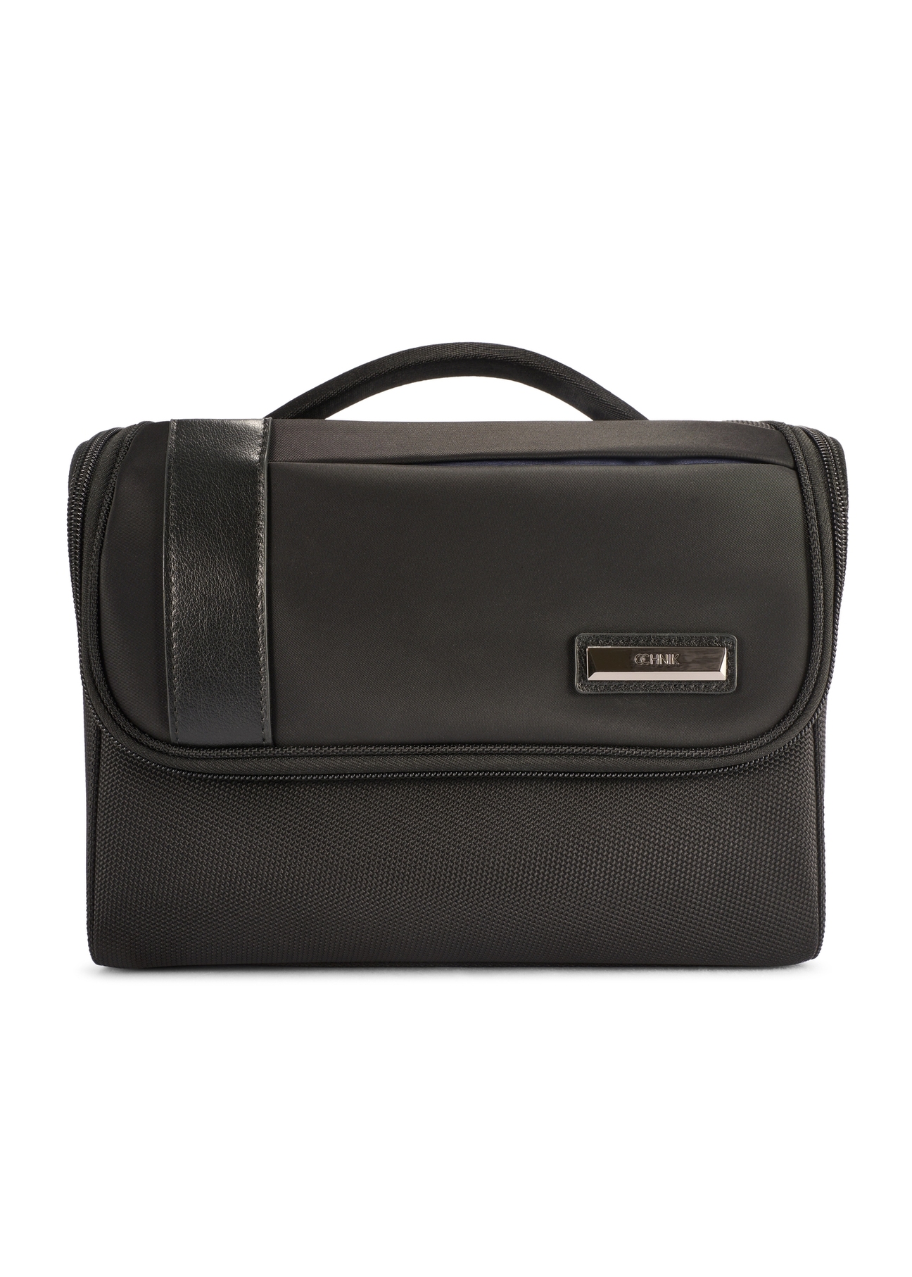 Duża czarna kosmetyczka męska TORMN-0405-99(W26), widok produktu od przodu na białym tle.