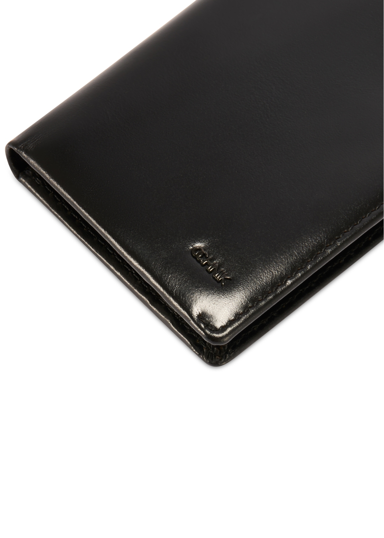 Czarny mały skórzany portfel męski PORMS-0664-99(Z25), zbliżenie na detal produktu, widok na białym tle.