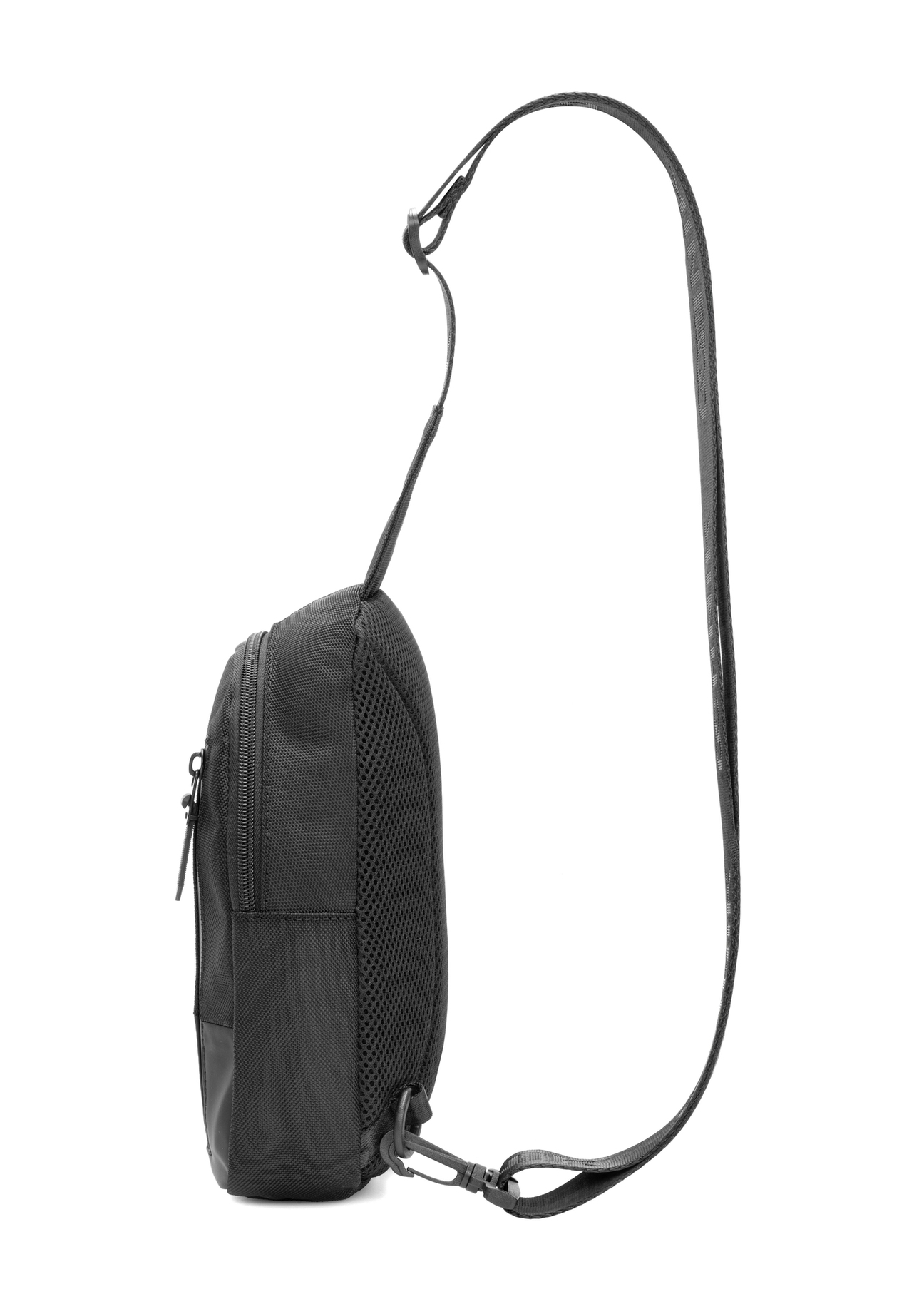 Czarna męska torba crossbody TORMN-0419-99(W26) - widok produktu z boku, na białym tle. 