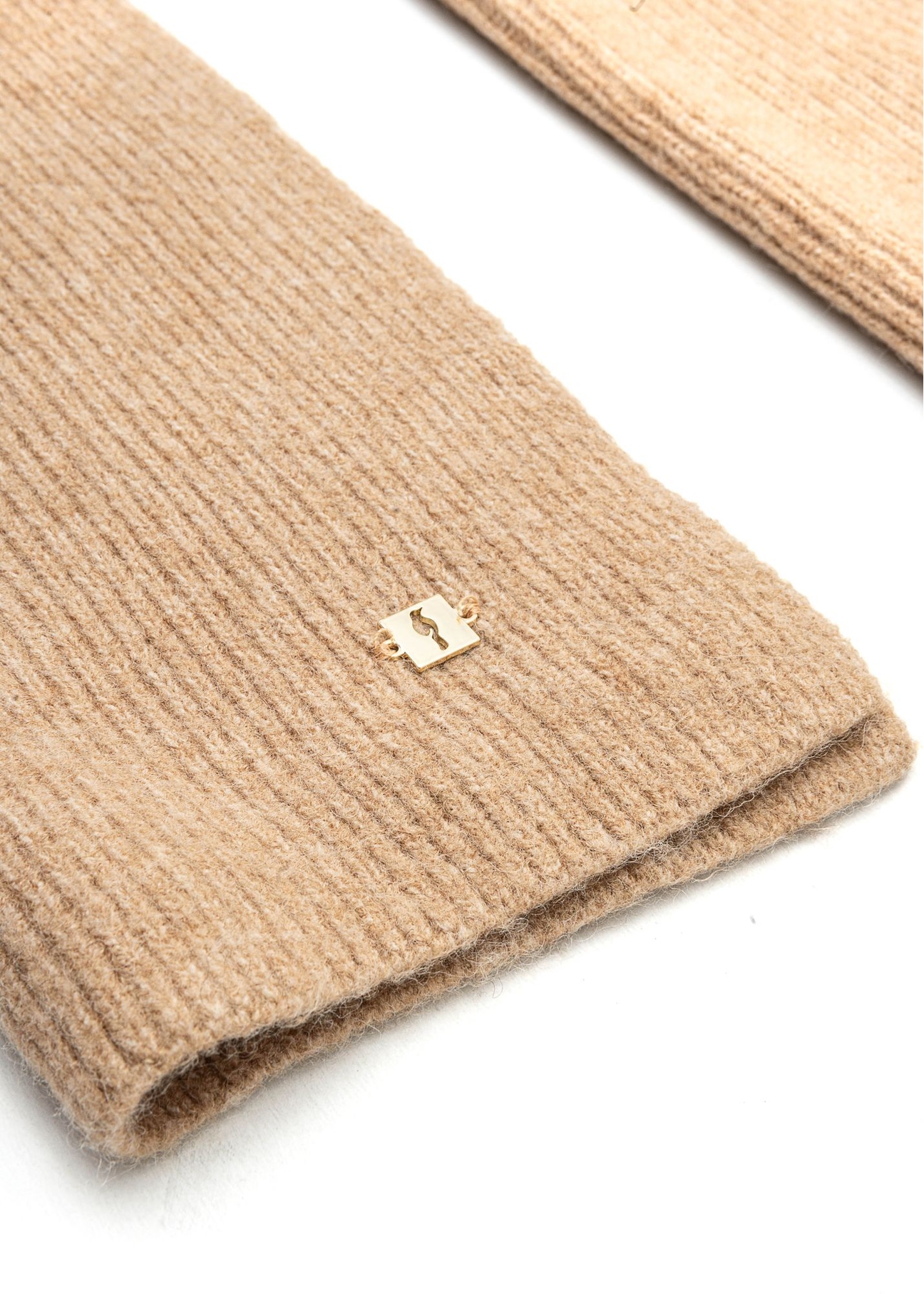 Beżowy zestaw czapka i szalik z wiskozy ZESTD-0012-81(Z25) - zbliżenie na detal na białym tle. 