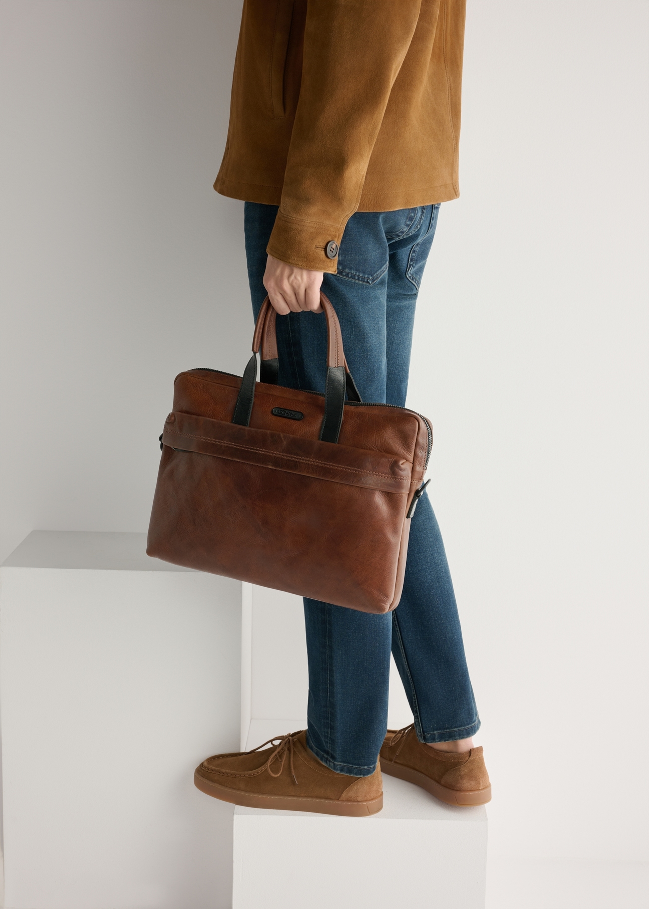 Camelowe zamszowe półbuty męskie BUTYM-0532-1D(W26), widok produktu z boku na stopach modela, na jasnym tle.