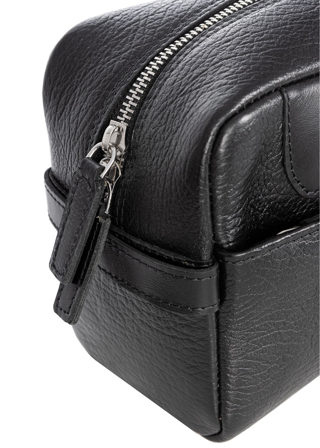 Skórzana kosmetyczka męska z logo TORMS-0298A-99(Z25) - zbliżenie na detal na białym tle.
