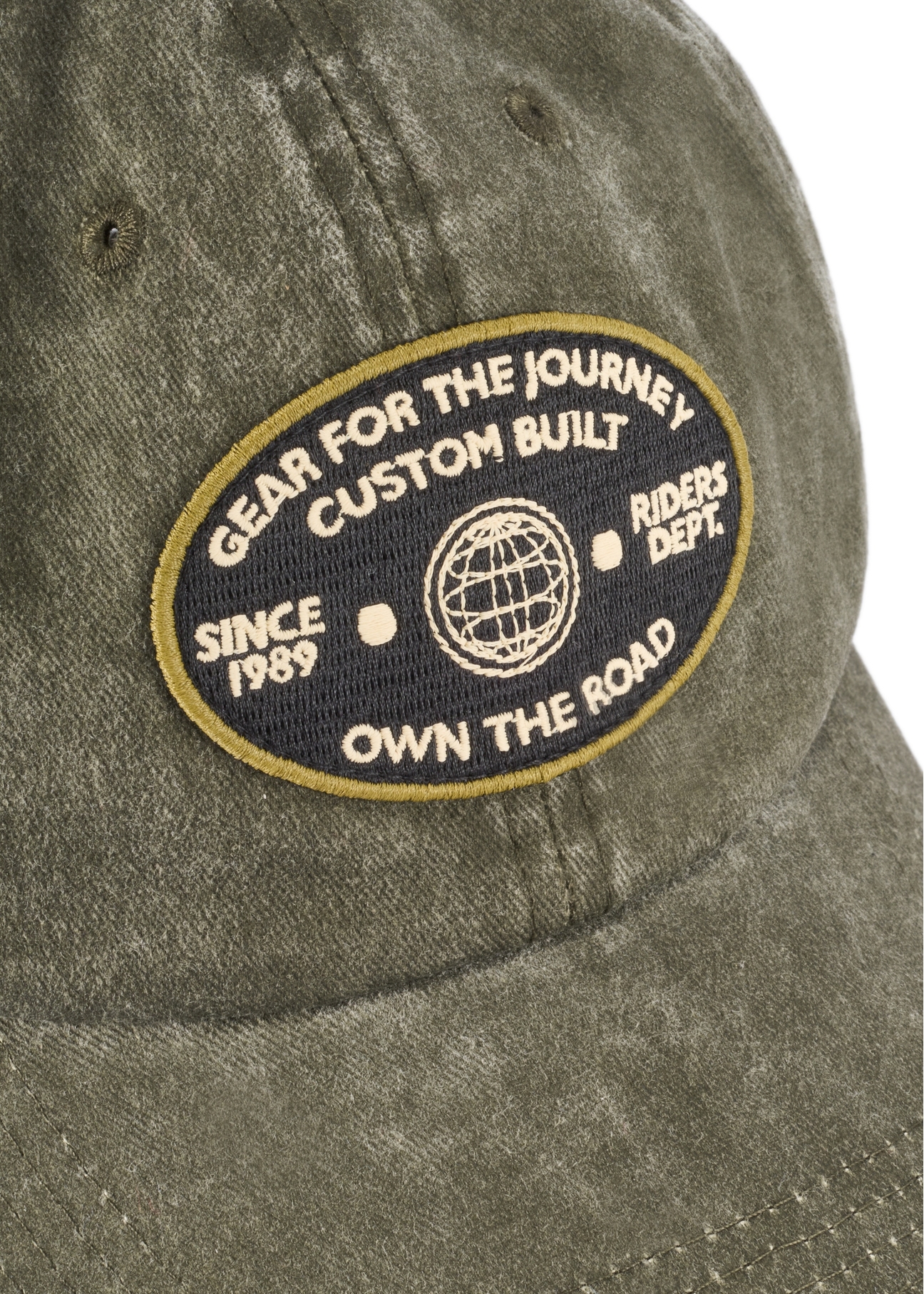 Czapka z daszkiem unisex w kolorze khaki CZALT-0019-8D(W26) - zbliżenie na detal, na białym tle. 