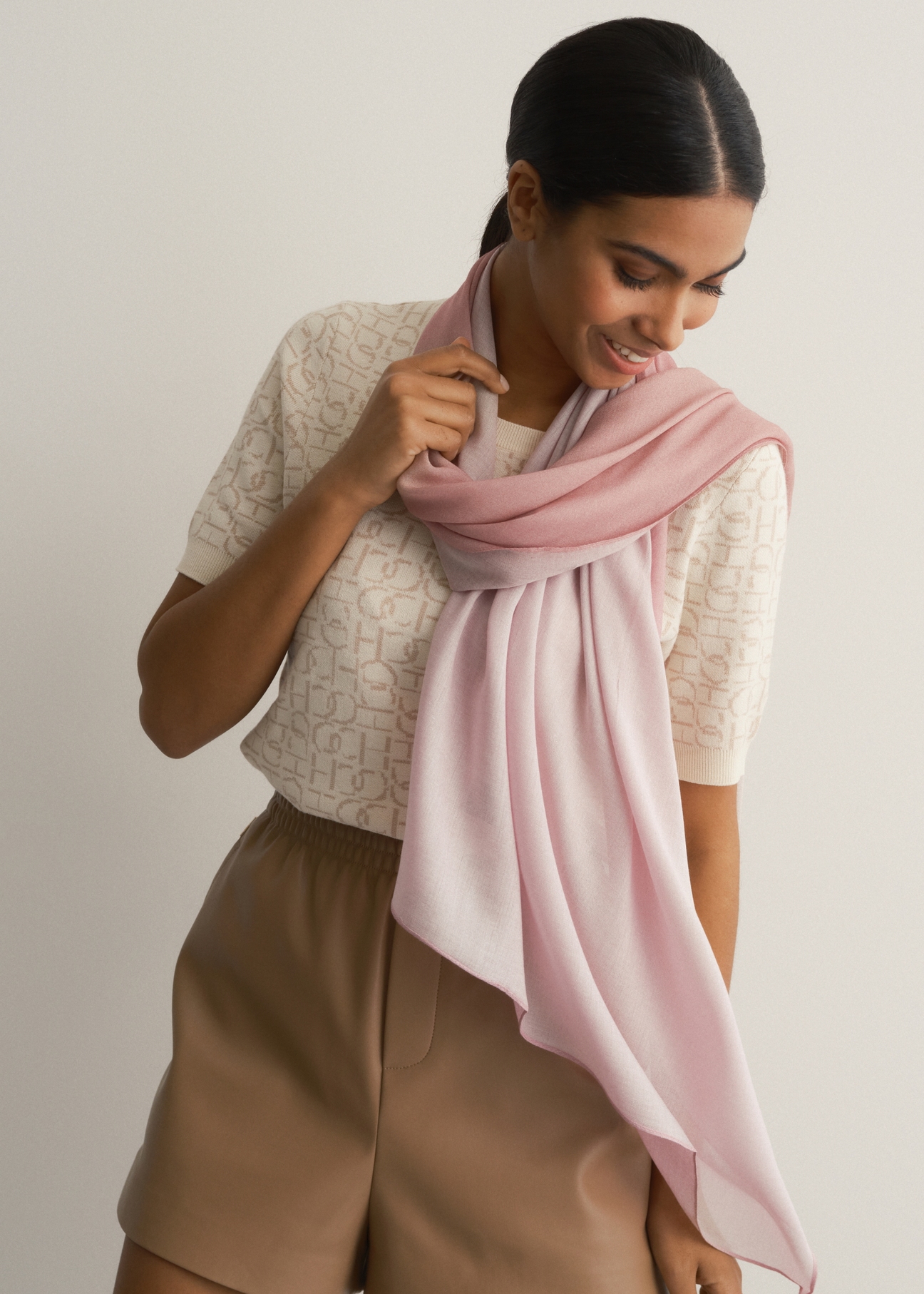 Pudrowy szalik damski ombre SZADT-0139-81(W23)-01