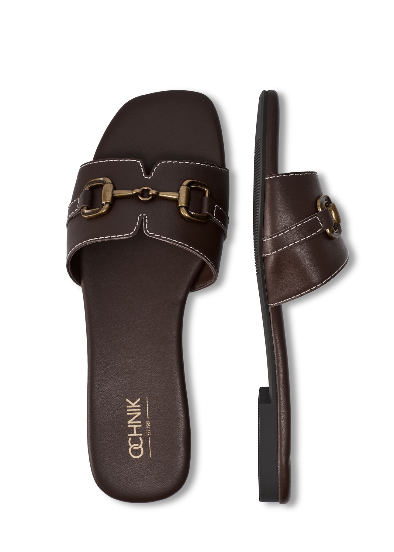 Skórzane klapki damskie w kolorze ciemnobrązowym BUTYD-1273-1I(W26), widok produktu z góry na białym tle.