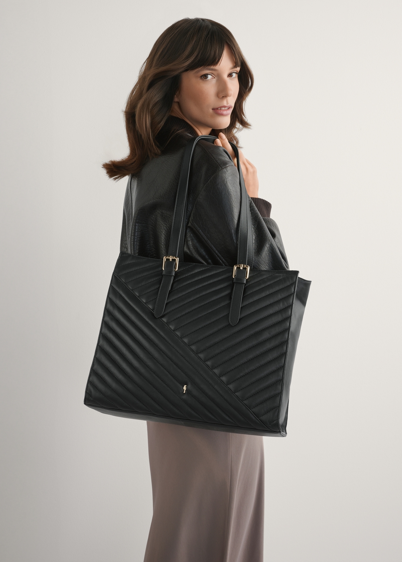 Duża czarna skórzana torebka damska TORES-1287-99(W26), widok produktu od przodu na modelce, widoczna połowa sylwetki.