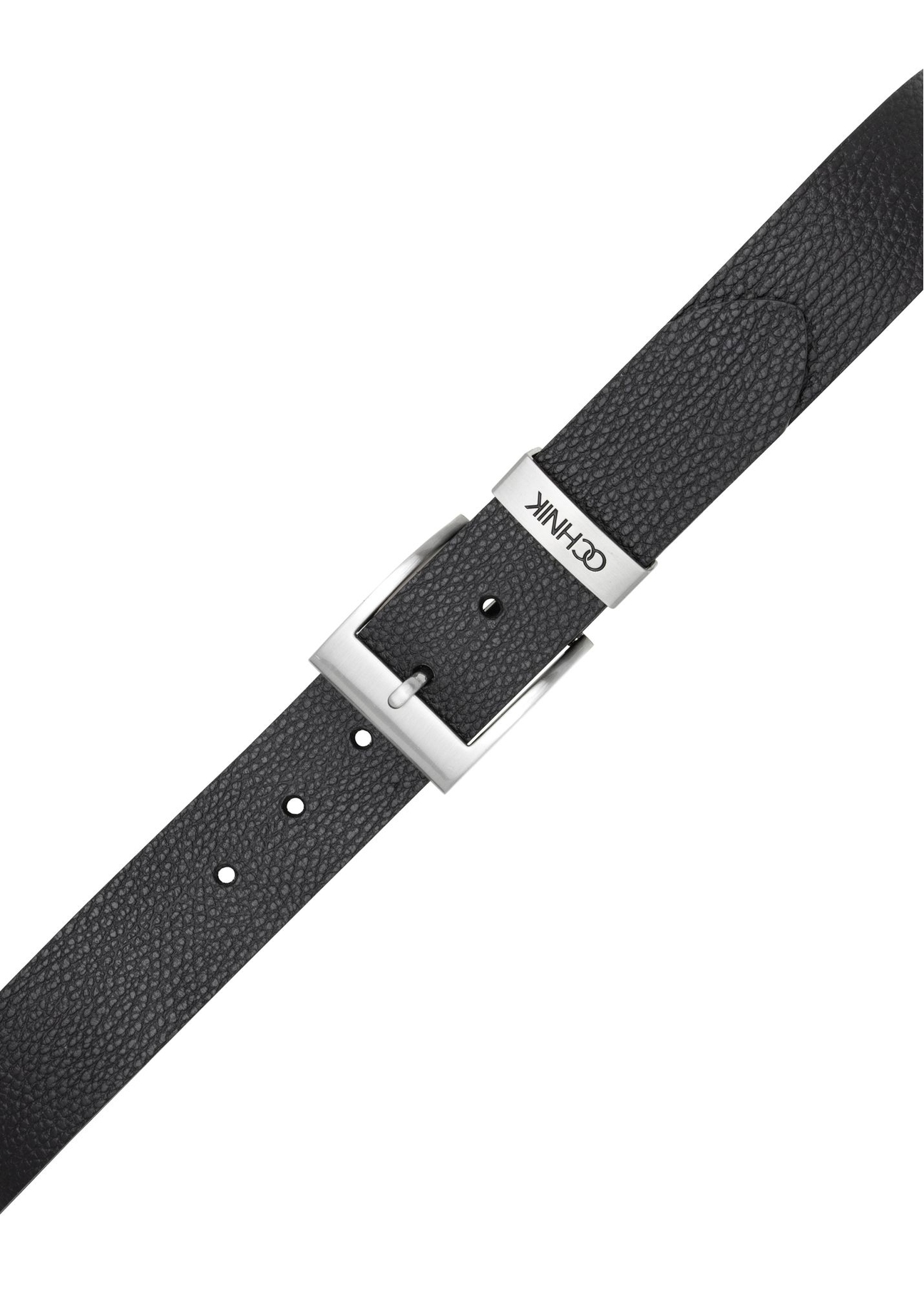 Czarny skórzany pasek damski PASDS-0333-99(Z25), widok na klamrę produktu na białym tle.