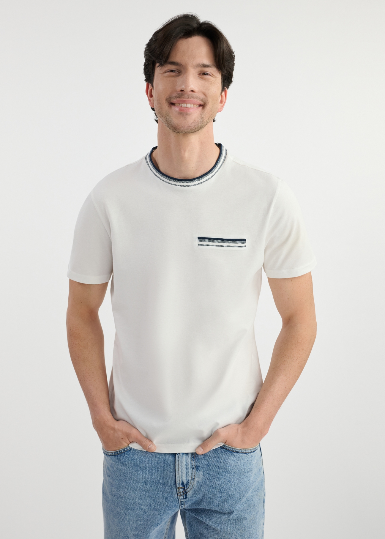 Biały T-shirt męski z bawełny TSHMT-0123-12(W25), widok produktu przodem na modelu. Widoczna cała sylwetka.