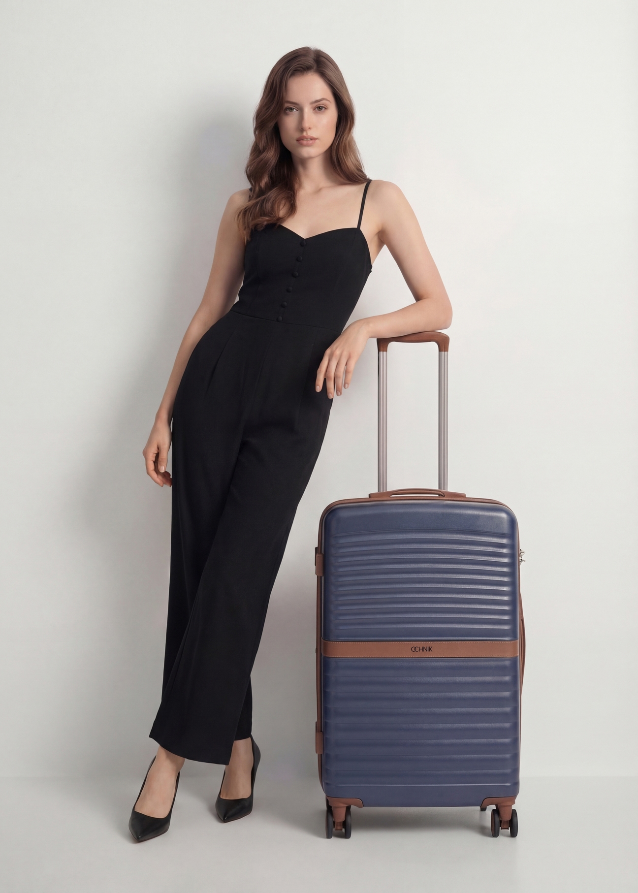 Walizka średnia na kółkach WALAB-0084-7D-24(W26), widok produktu z przodu obok sylwetki modelki.