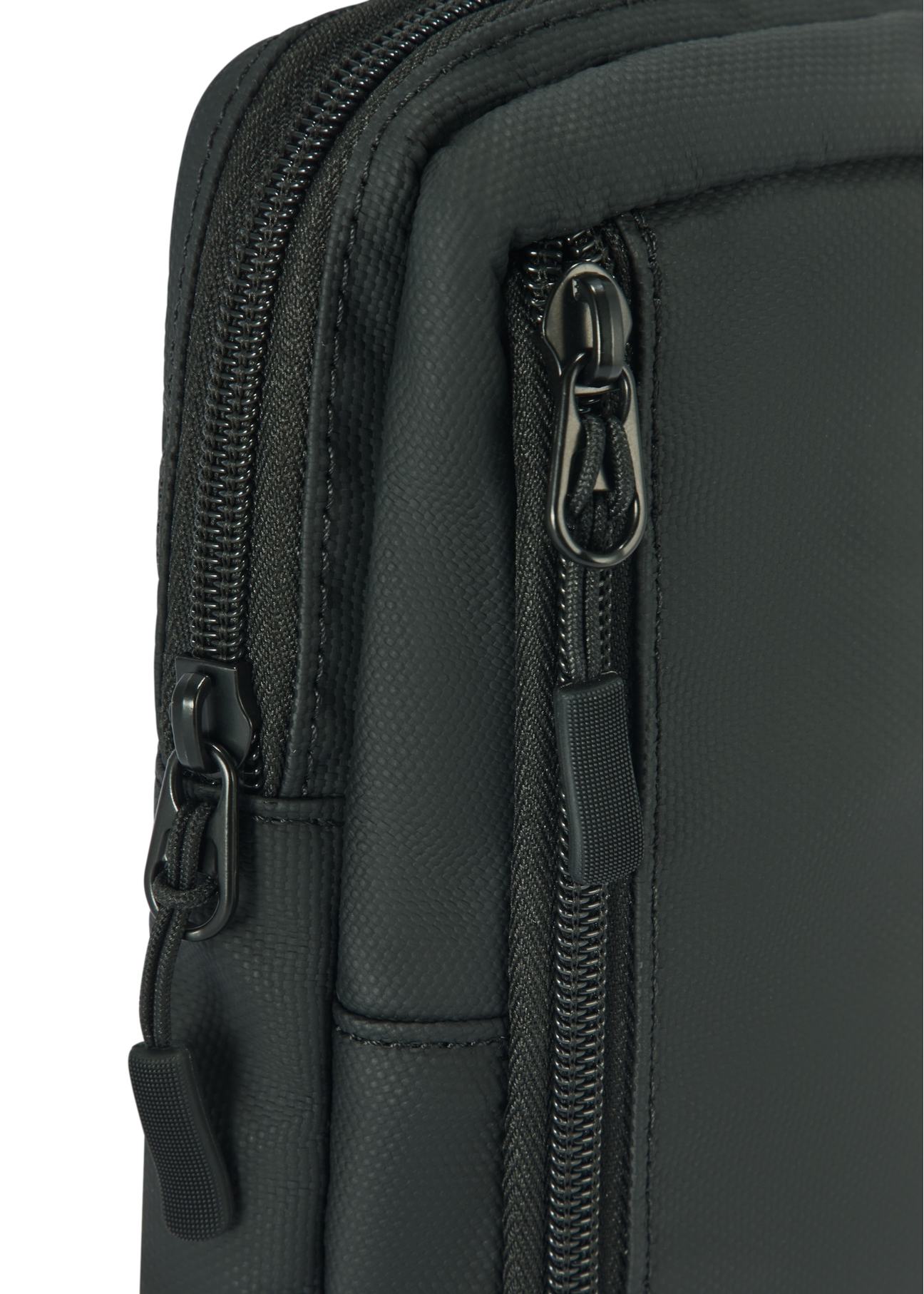 Mała czarna saszetka męska TORMN-0363-99(Z25), zbliżenie na detal produktu, widok na białym tle.