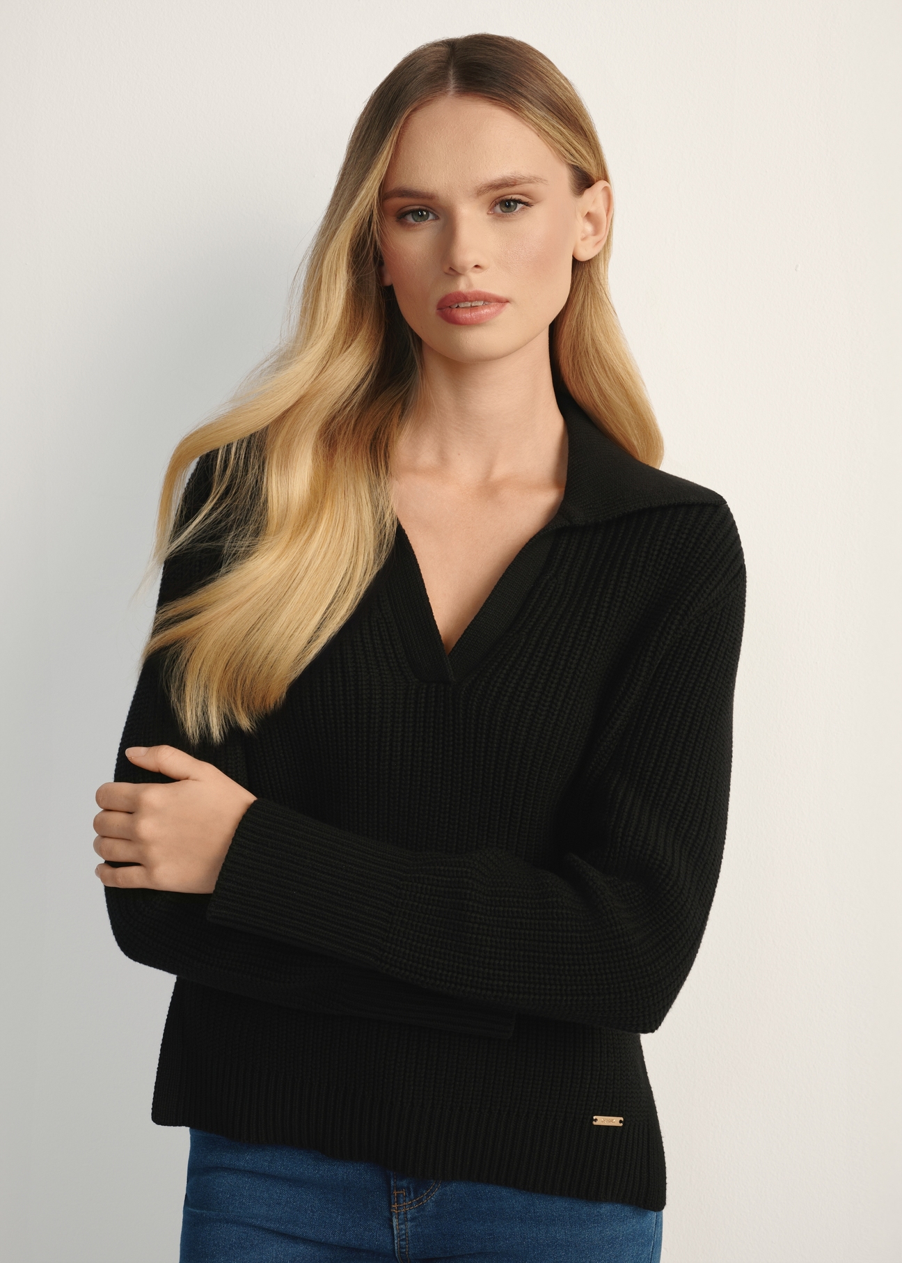 Czarny sweter damski z kołnierzykiem SWEDT-0239-99(Z25), widok produktu z przodu na modelce. Widoczna połowa sylwetki.