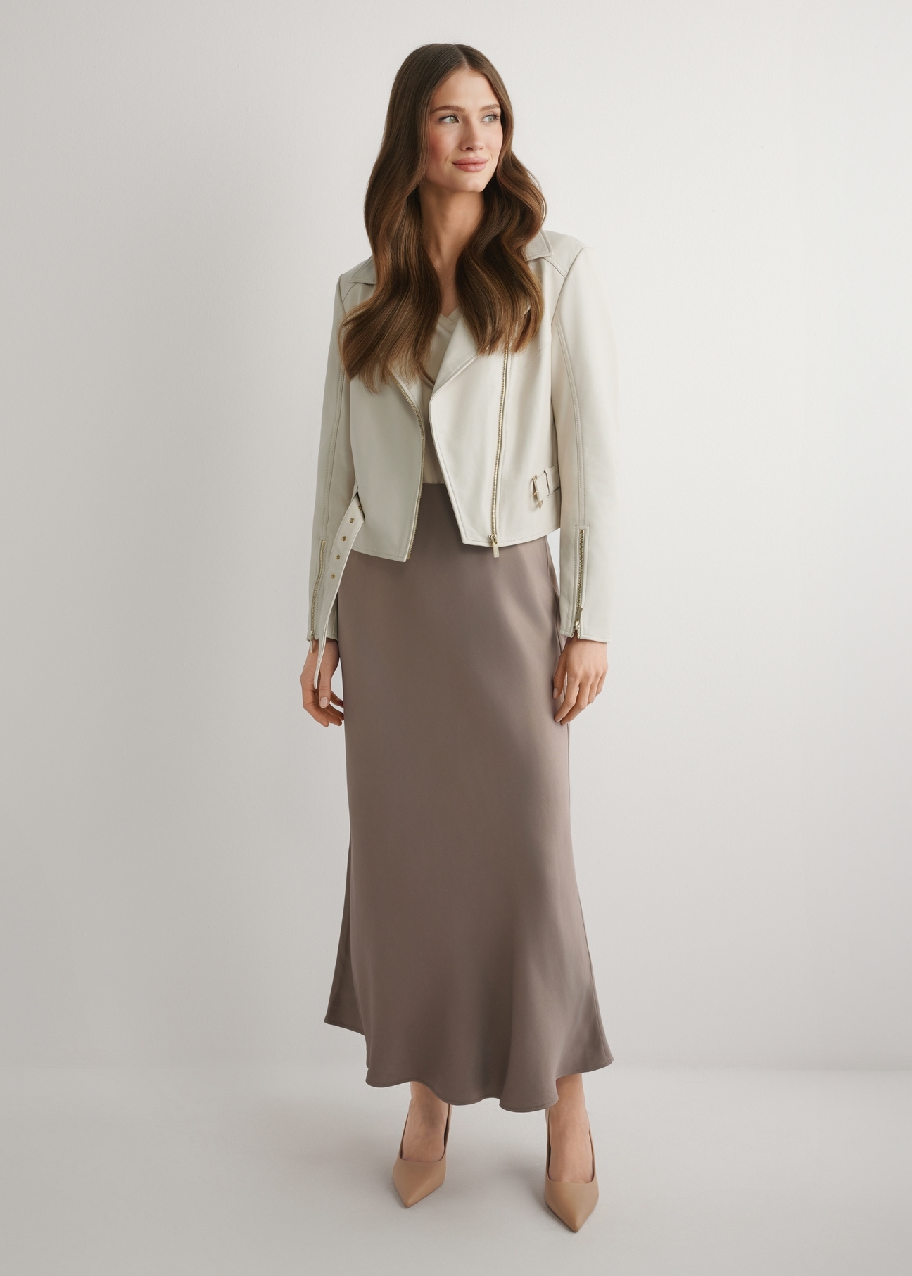 Brązowa spódnica damska SPCDT-0122-1K(W26), widok produktu z przodu na modelce. Widoczna cała sylwetka.