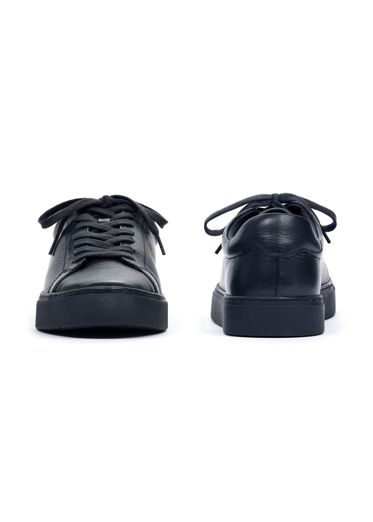 Granatowe skórzane buty sportowe BUTYM-0503A-7E(W26), widok produktu z przodu i tyłu na białym tle.