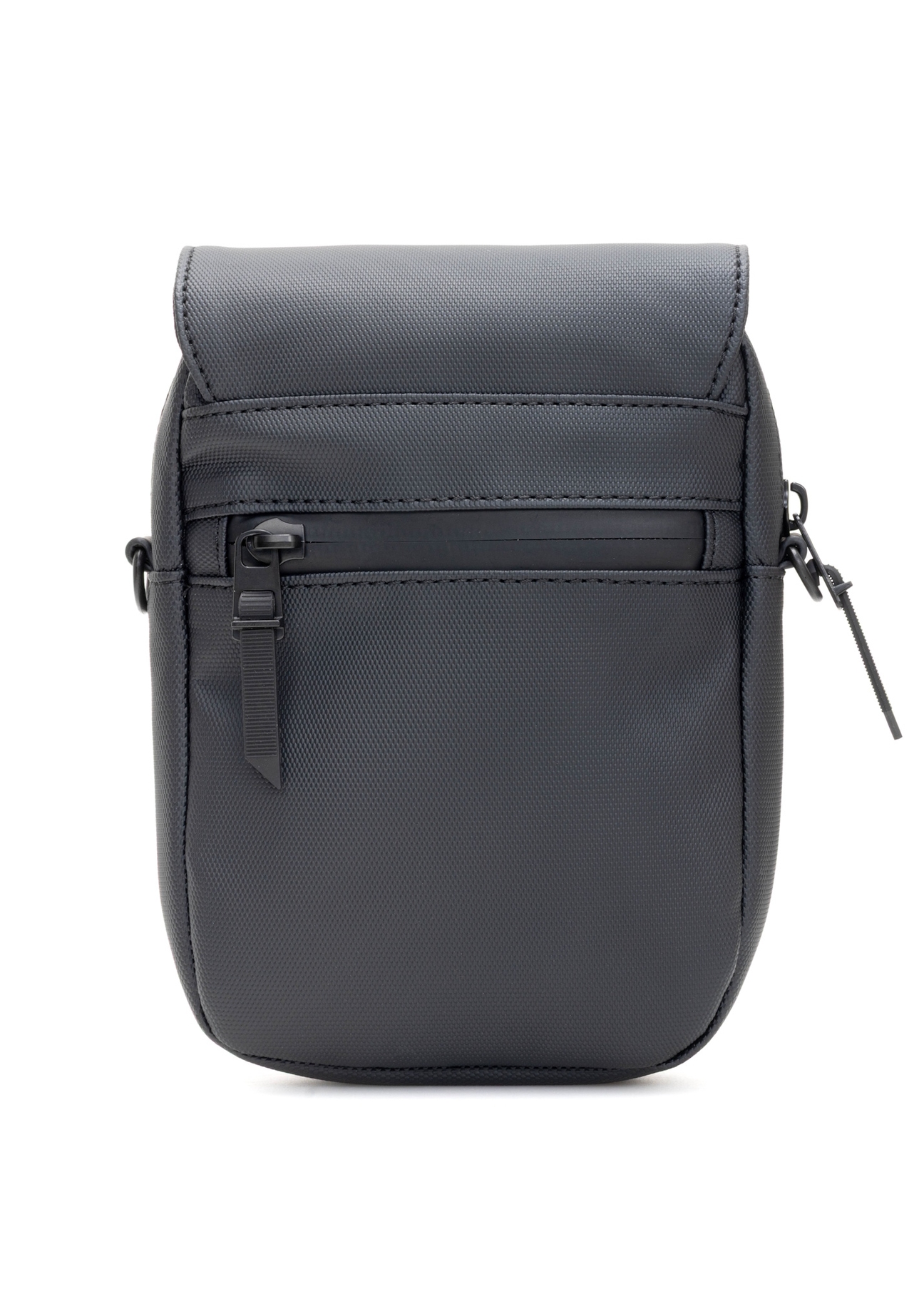 Mała czarna listonoszka męska TORMN-0399-9J(W26), widok produktu z tyłu na białym tle.