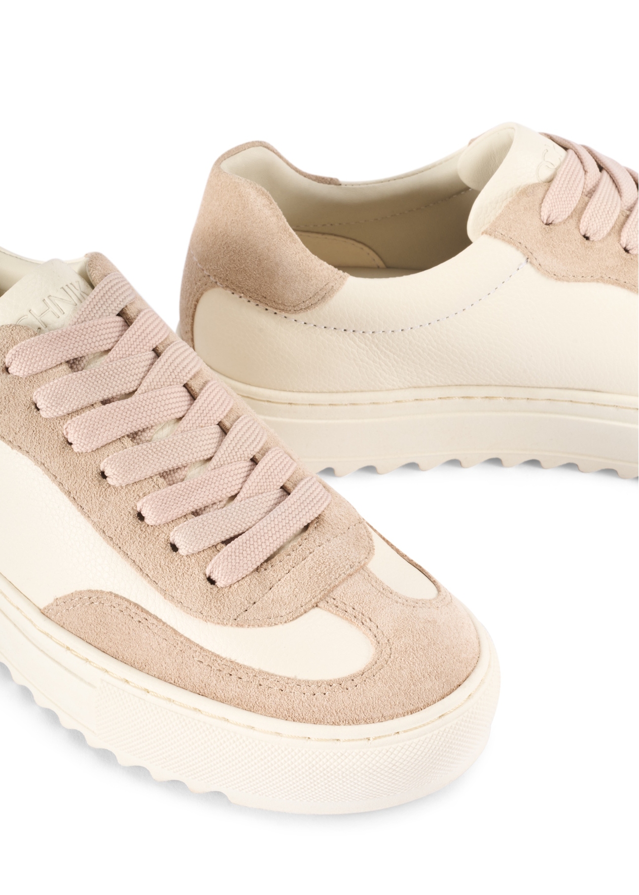 Skórzane tenisówki damskie w kolorze kremowym BUTYD-1260-0B(W26), zbliżenie na detal produktu na białym tle.