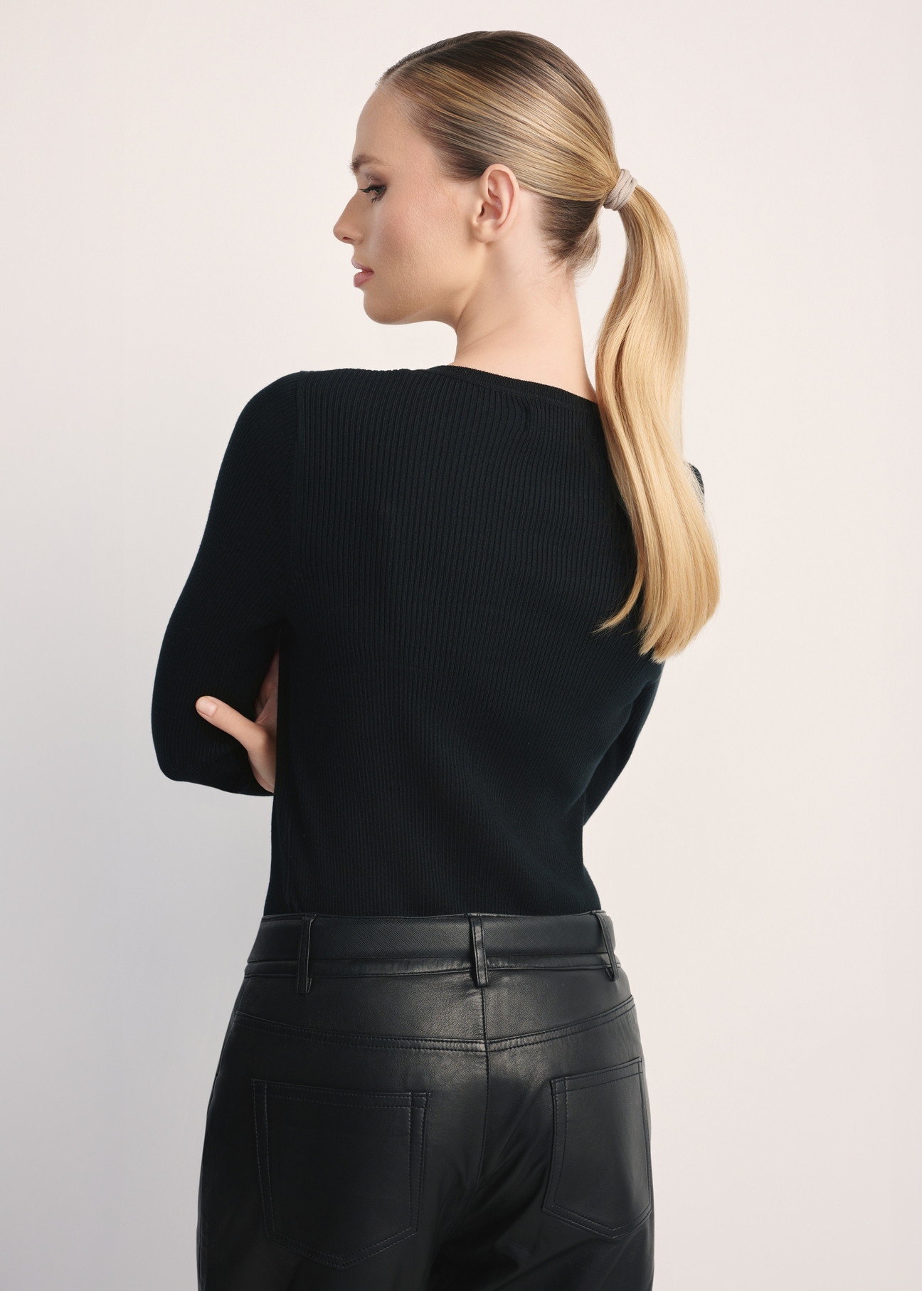 Prążkowany longsleeve damski LSLDT-0028-99(Z24), produkt widoczny tyłem na modelce, widoczne pół sylwetki.