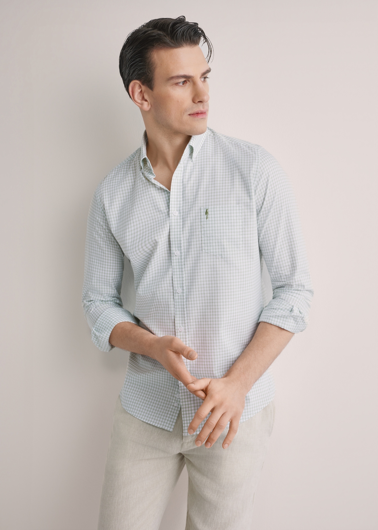 Bawełniana koszula męska w szałwiową kratkę KOSMT-0277-8F(W26), widok produktu z przodu na modelu. Widoczna połowa sylwetki.