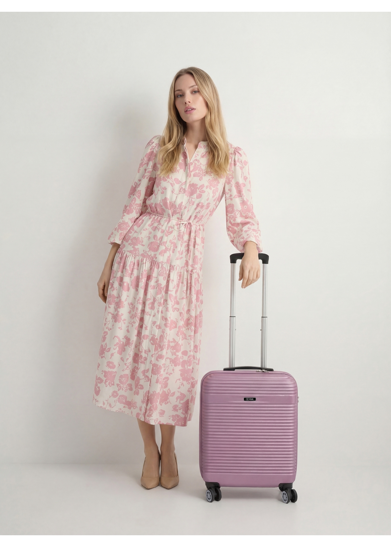 Walizka mała na kółkach WALAB-0040-5B-19(W26), widok produktu od przodu przy modelce, widoczna cała sylwetka.