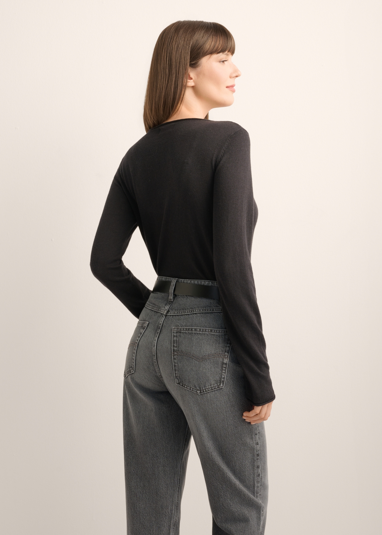 Czarny sweter damski z kaszmirem SWEDT-0260-99(Z26), widok produktu od tyłu na modelce, widoczna połowa sylwetki.