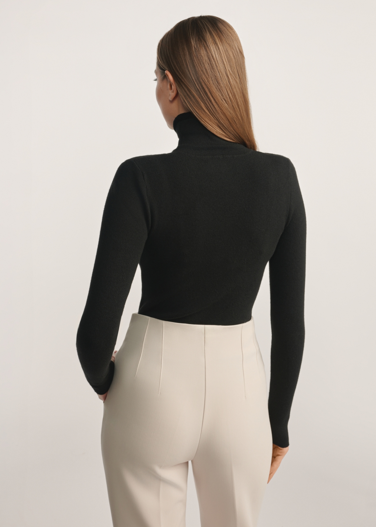 Black women's turtleneck sweater SWEDT-0245-99(Z25), produkt widoczny z tyłu na modelce, widoczne pół sylwetki.
