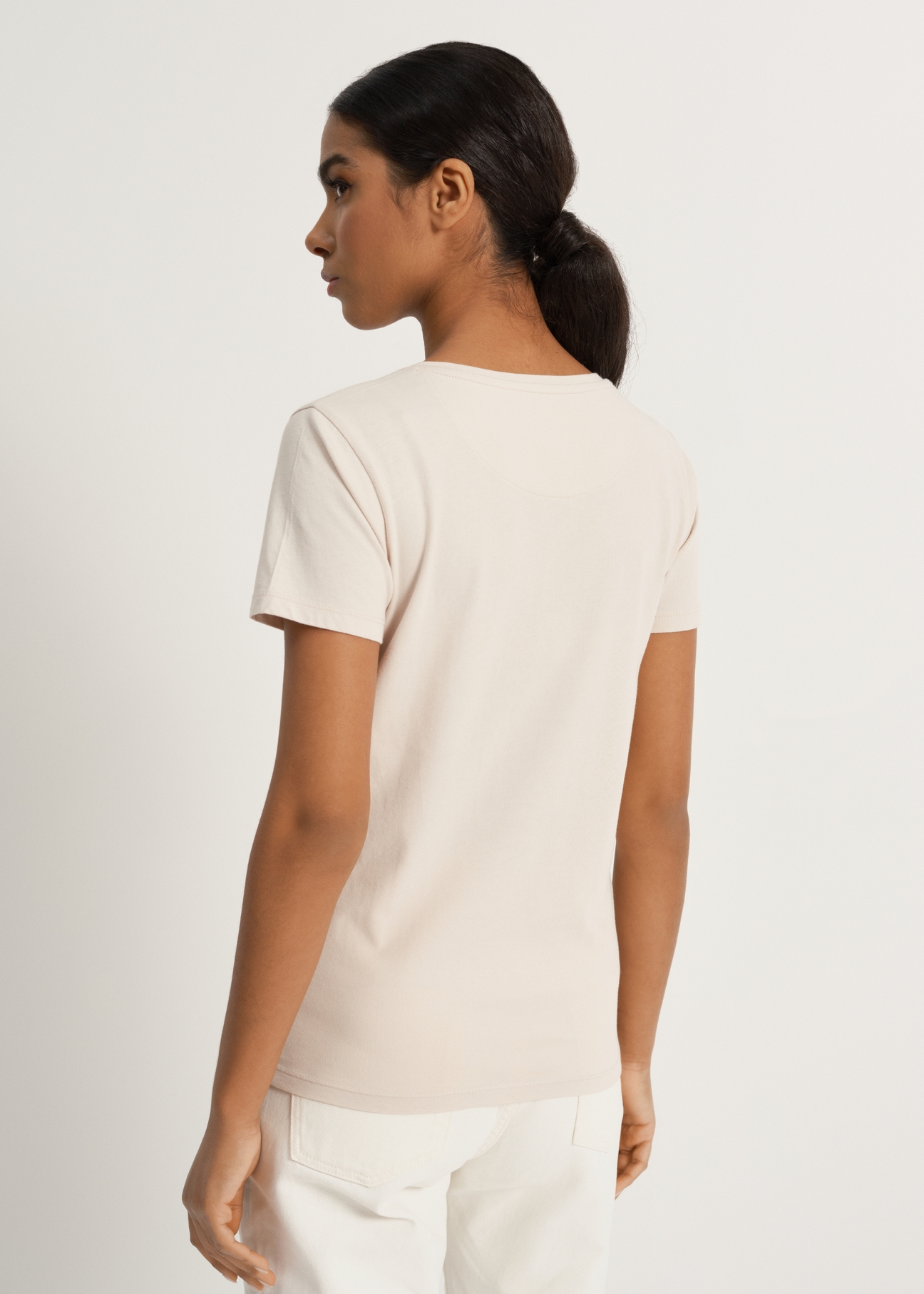 Beżowy T-shirt damski z monogramem TSHDT-0109-81(W23)-02