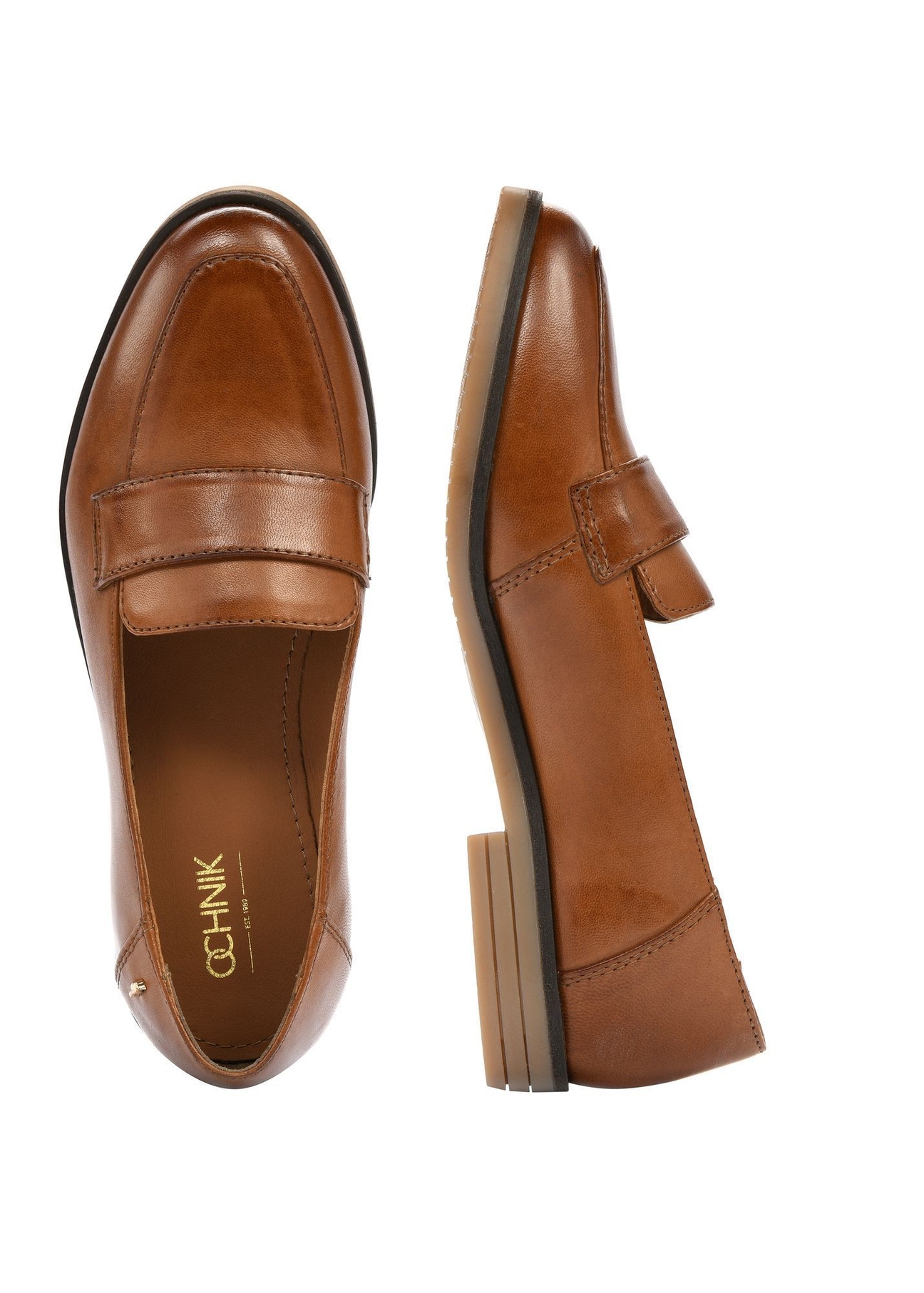 Skórzane mokasyny damskie w kolorze koniaku BUTYD-1067-1F(W26), widok produktu z góry na białym tle.