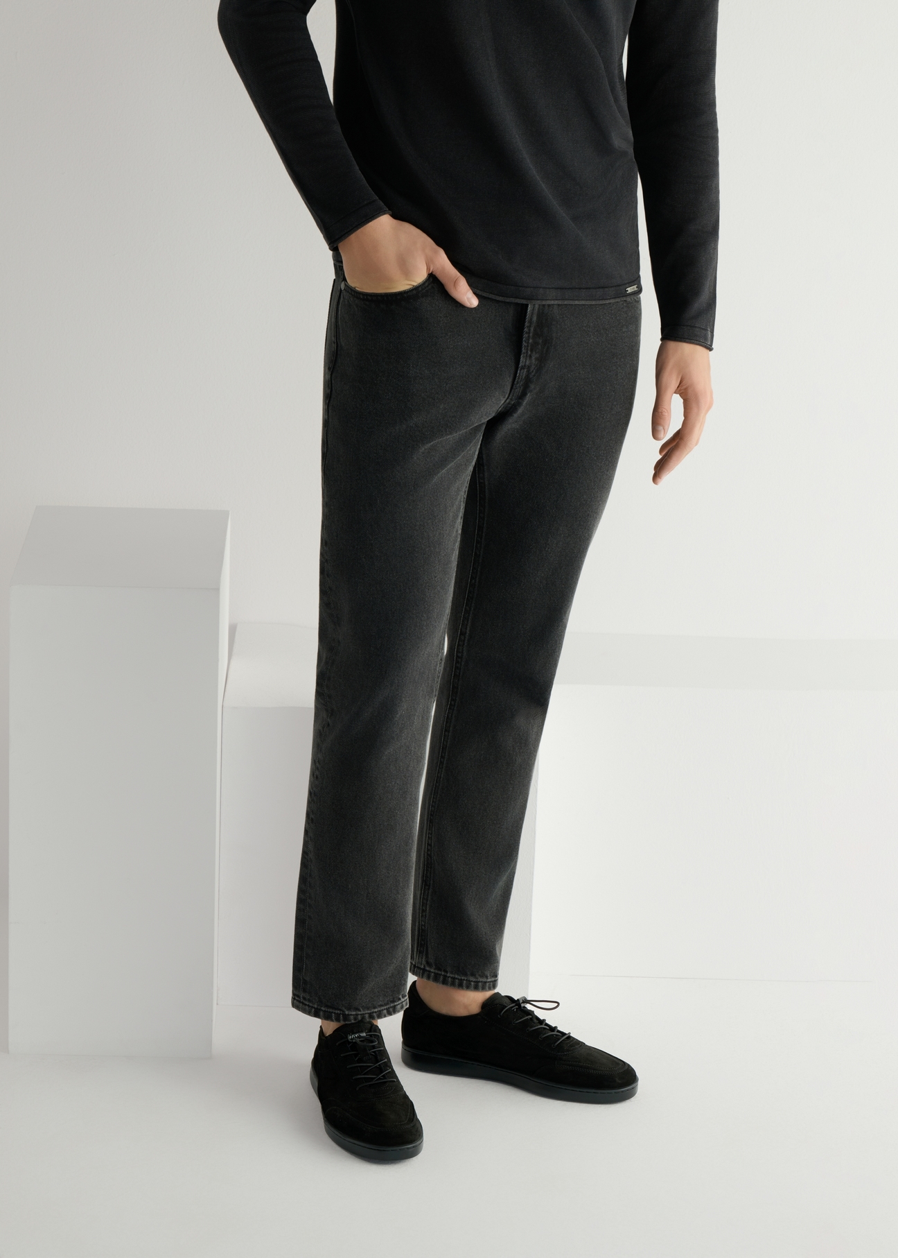 Czarne skórzane buty męskie BUTYM-0529-99(W26), widok produktu od boku na modelu, widoczna połowa sylwetki.