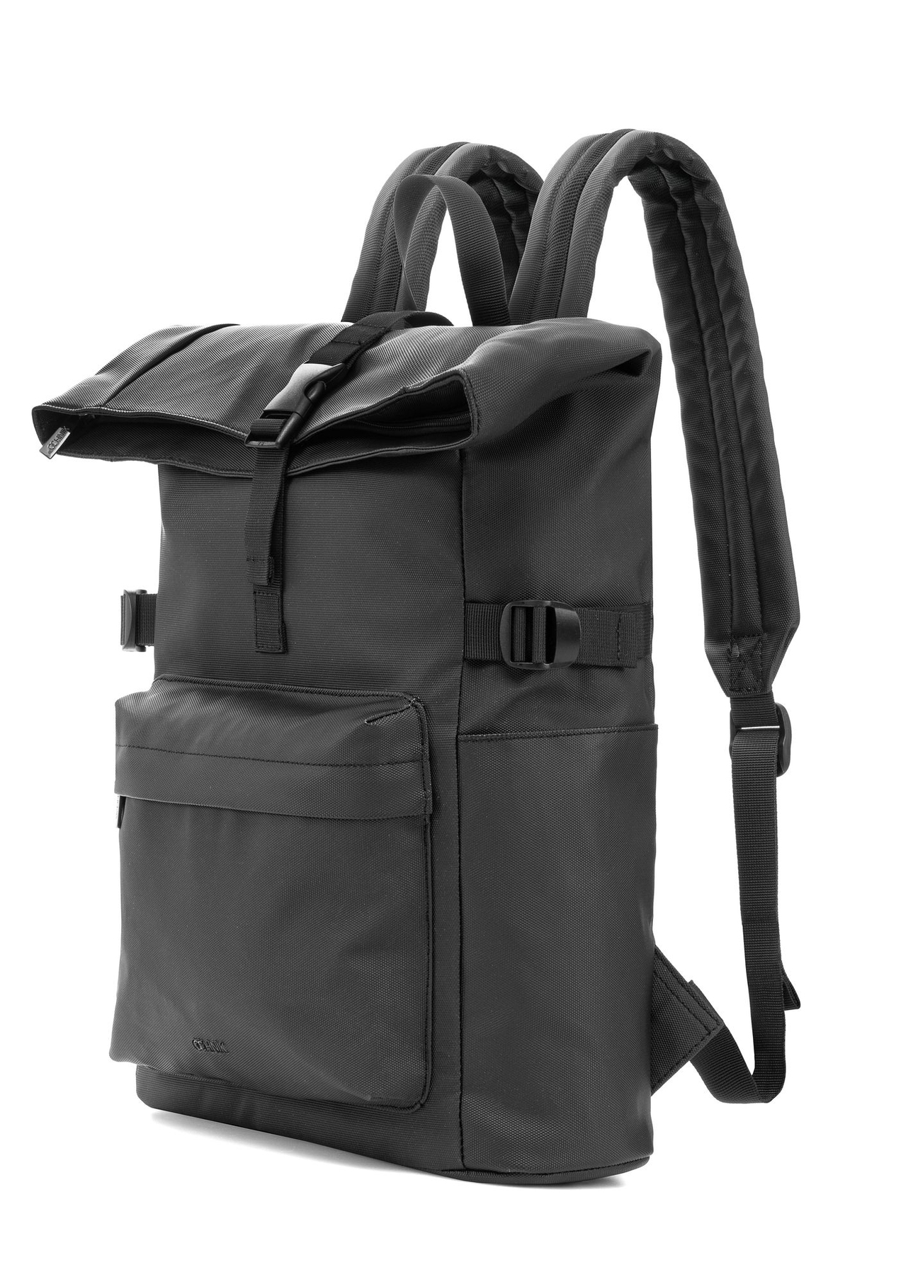 Czarny duży plecak PLCMN-0015-99(Z25), widok produktu skossem na białym tle.